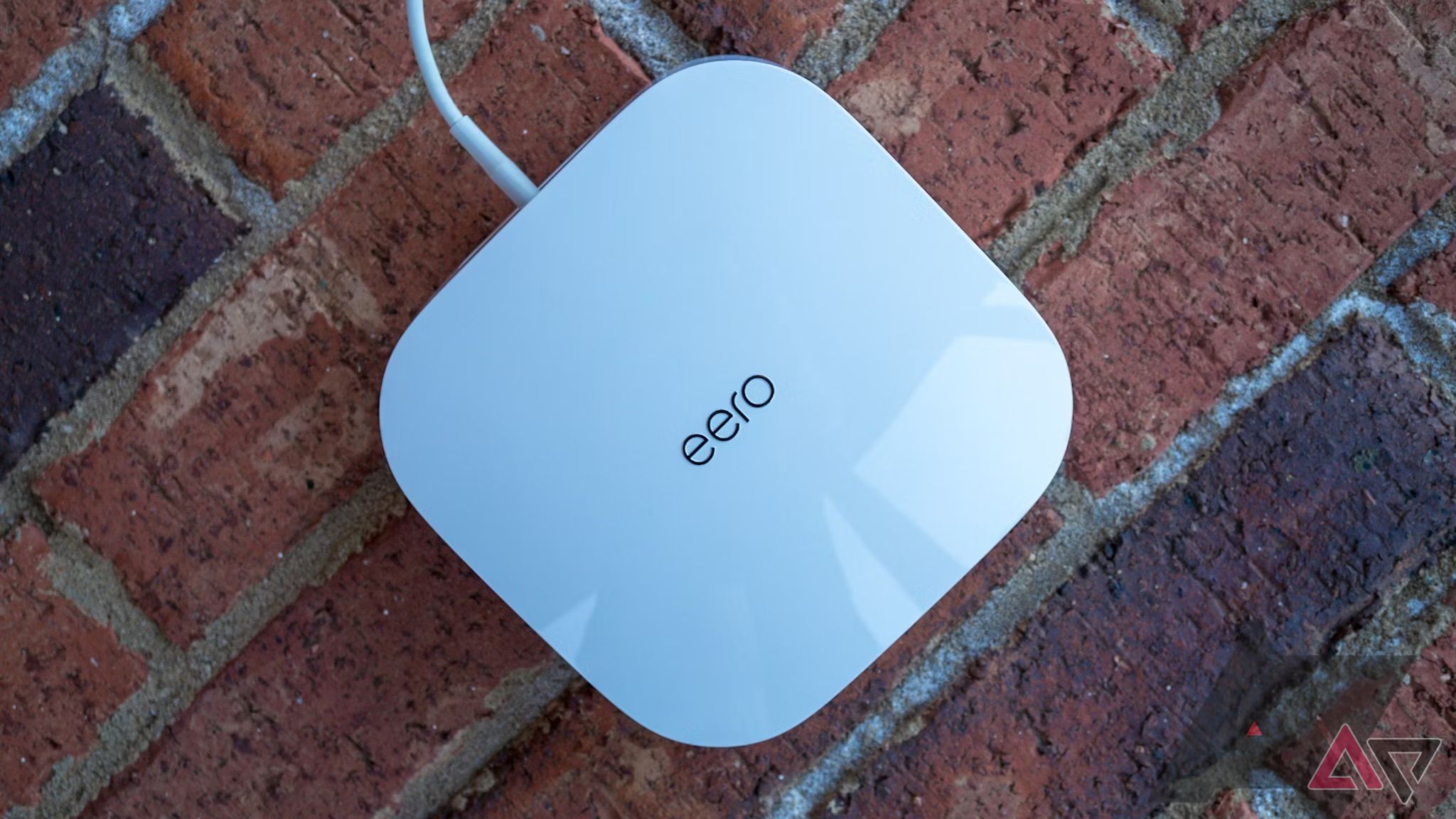 roteador eero pro 6 em superfície de tijolo