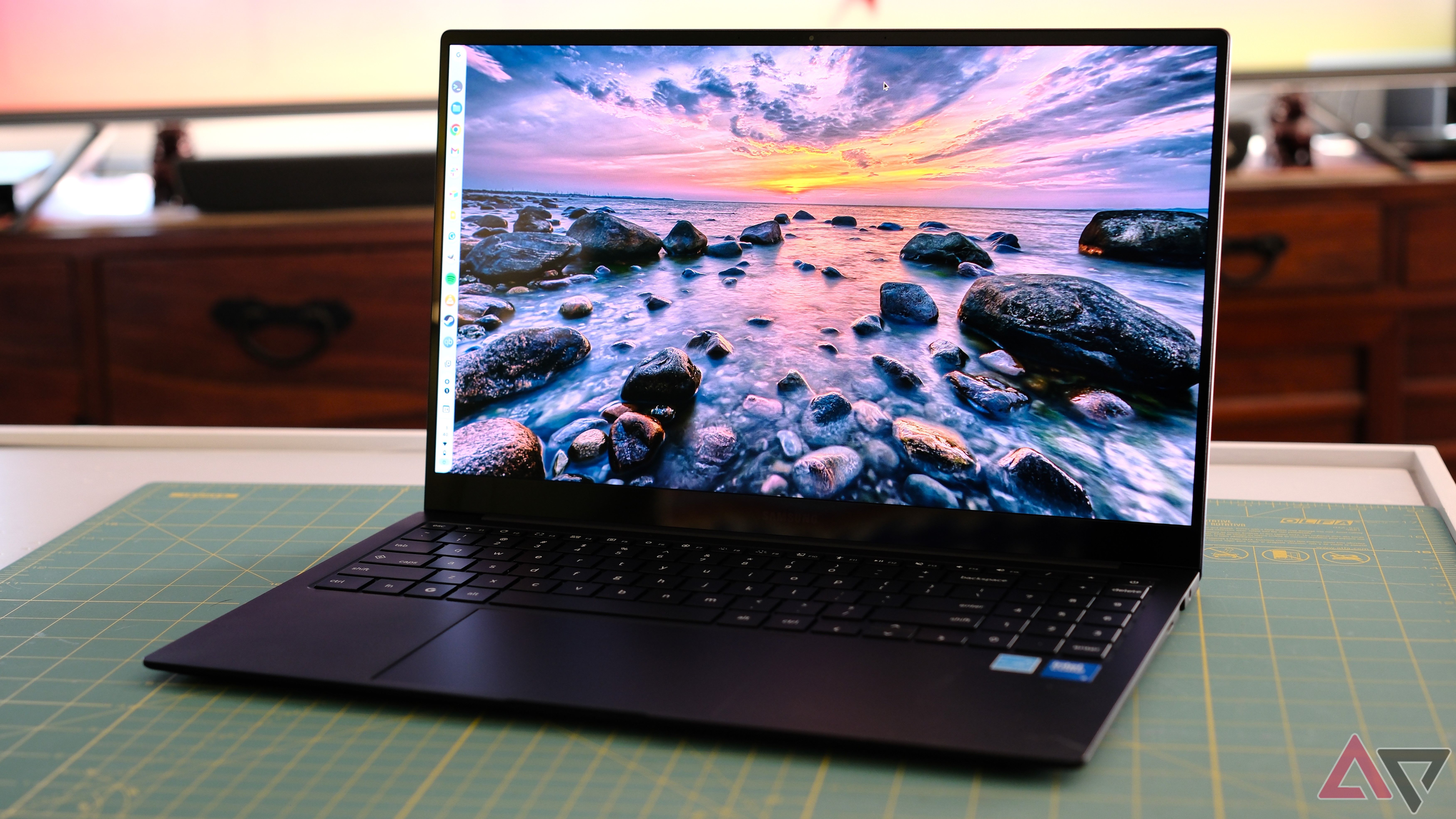 Samsung Chromebook Plus com tampa aberta e tela ligada