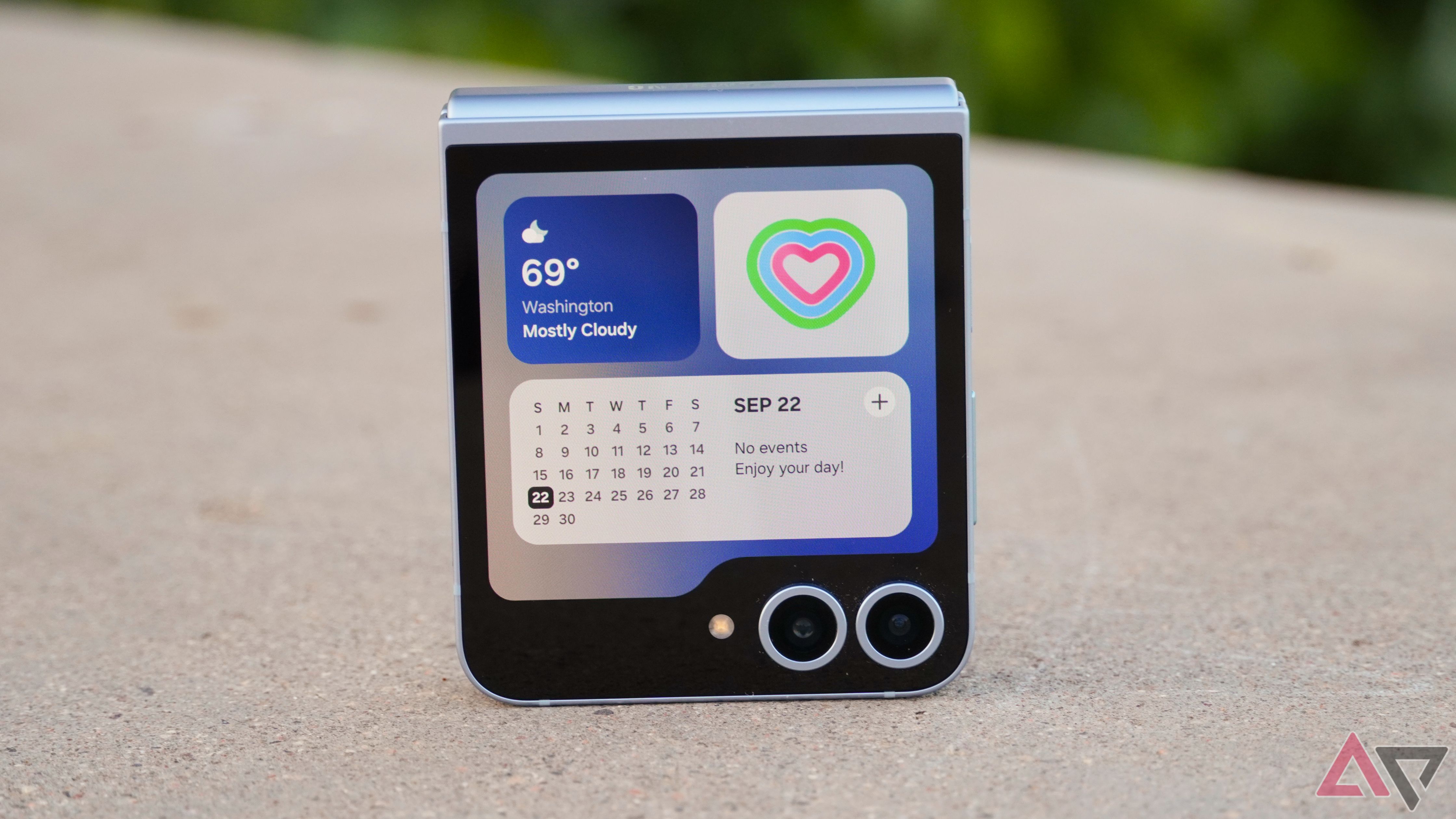 Vários widgets na tela externa de um Galaxy Z Flip 6.