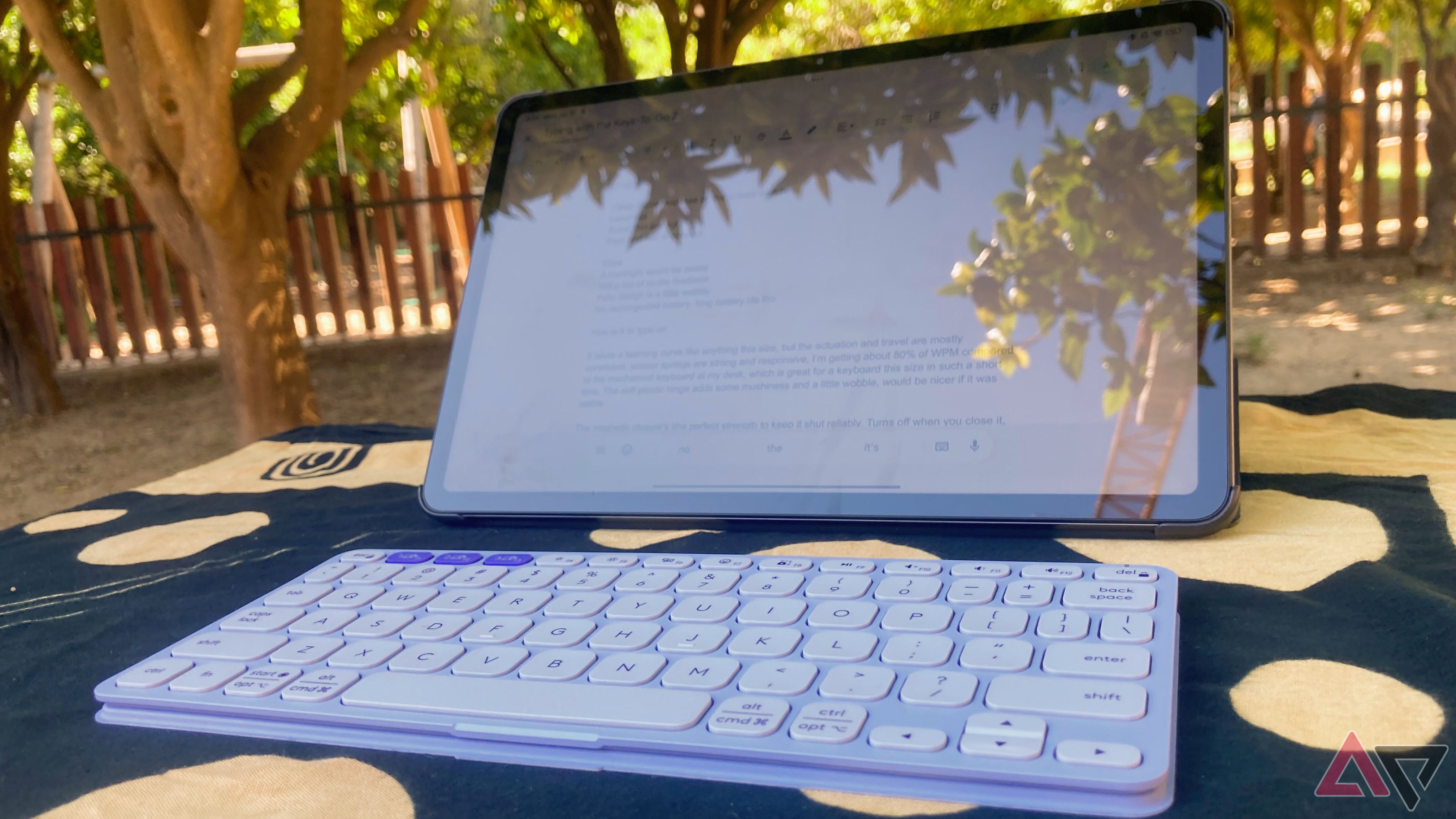 O Logitech Keys-To-Go 2 com o Redmi Pad Pro em uma mesa de parque