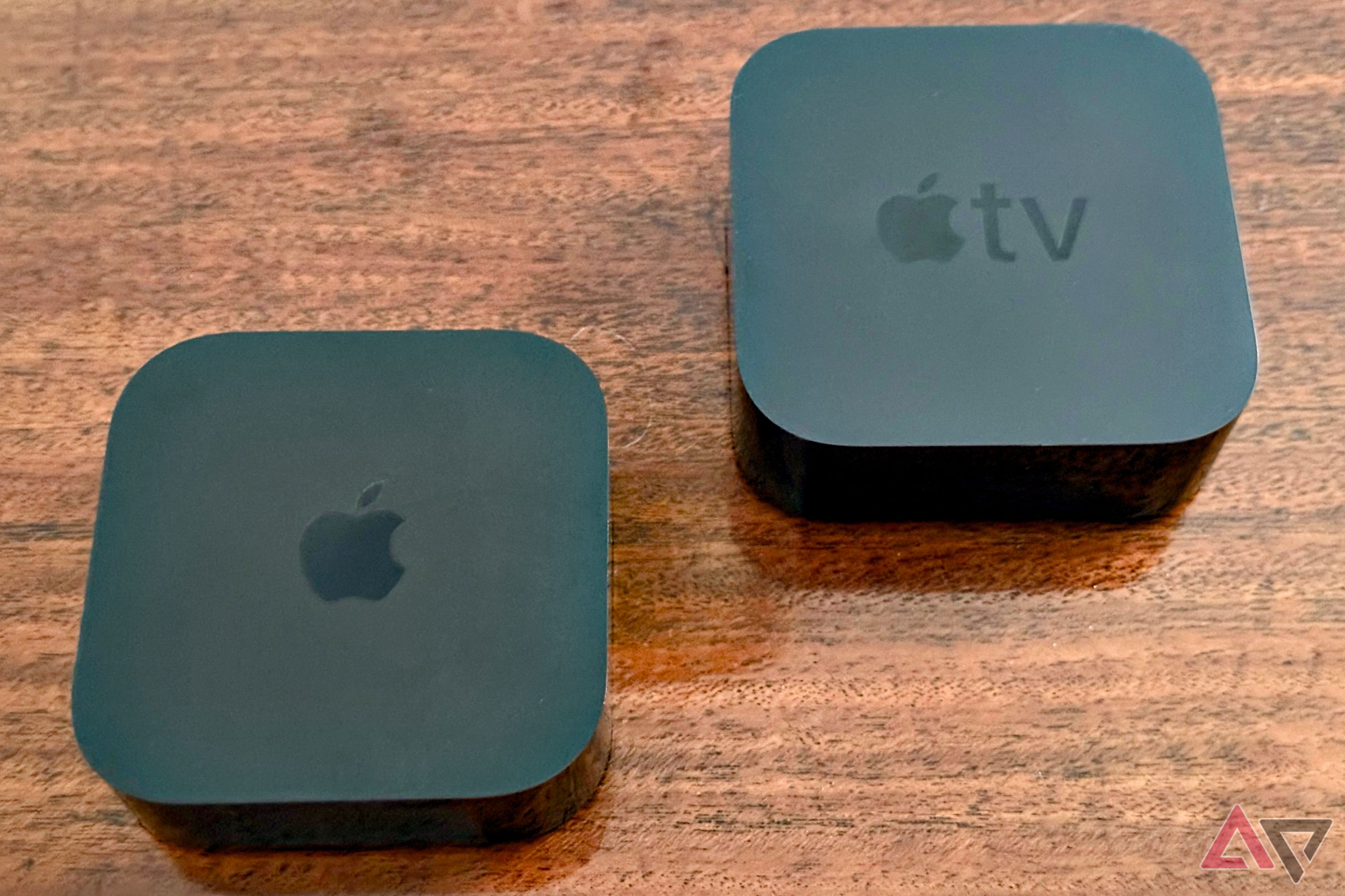 Modelos Apple TV 4K de terceira e segunda geração lado a lado