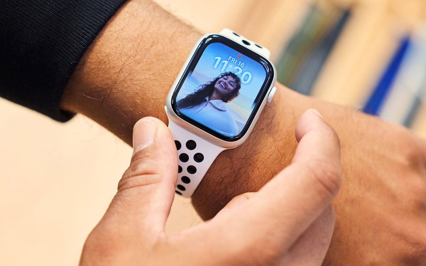 Apple Watch SE no pulso esquerdo do homem com tela inicial.