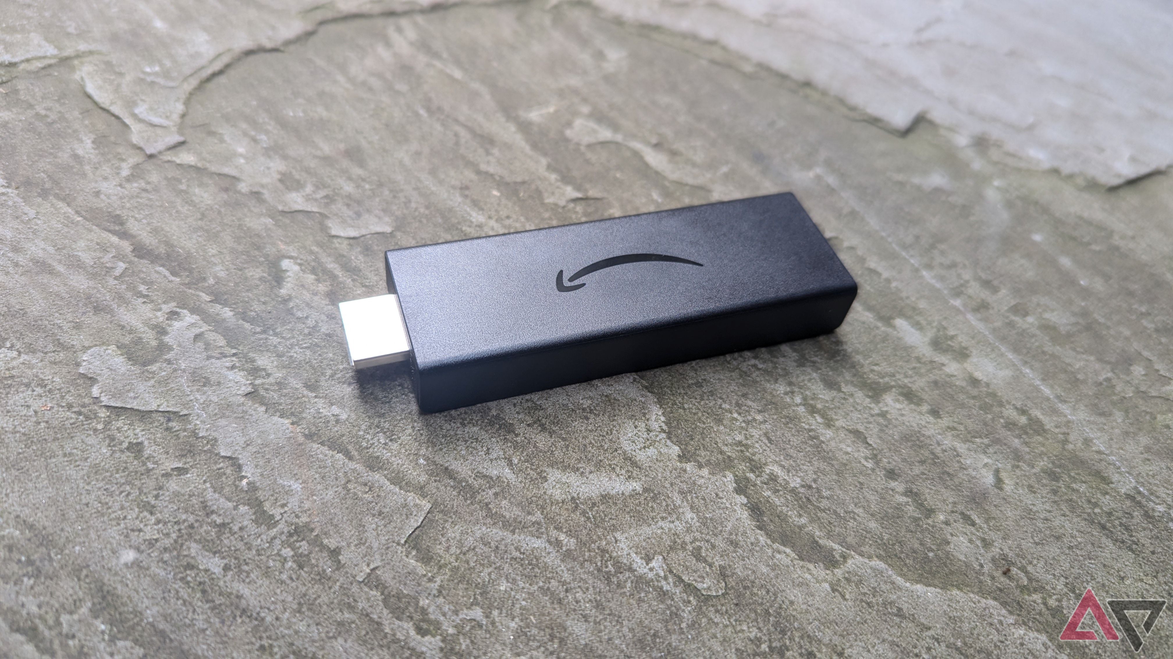 Amazon Fire TV Stick Lite na calçada cinza