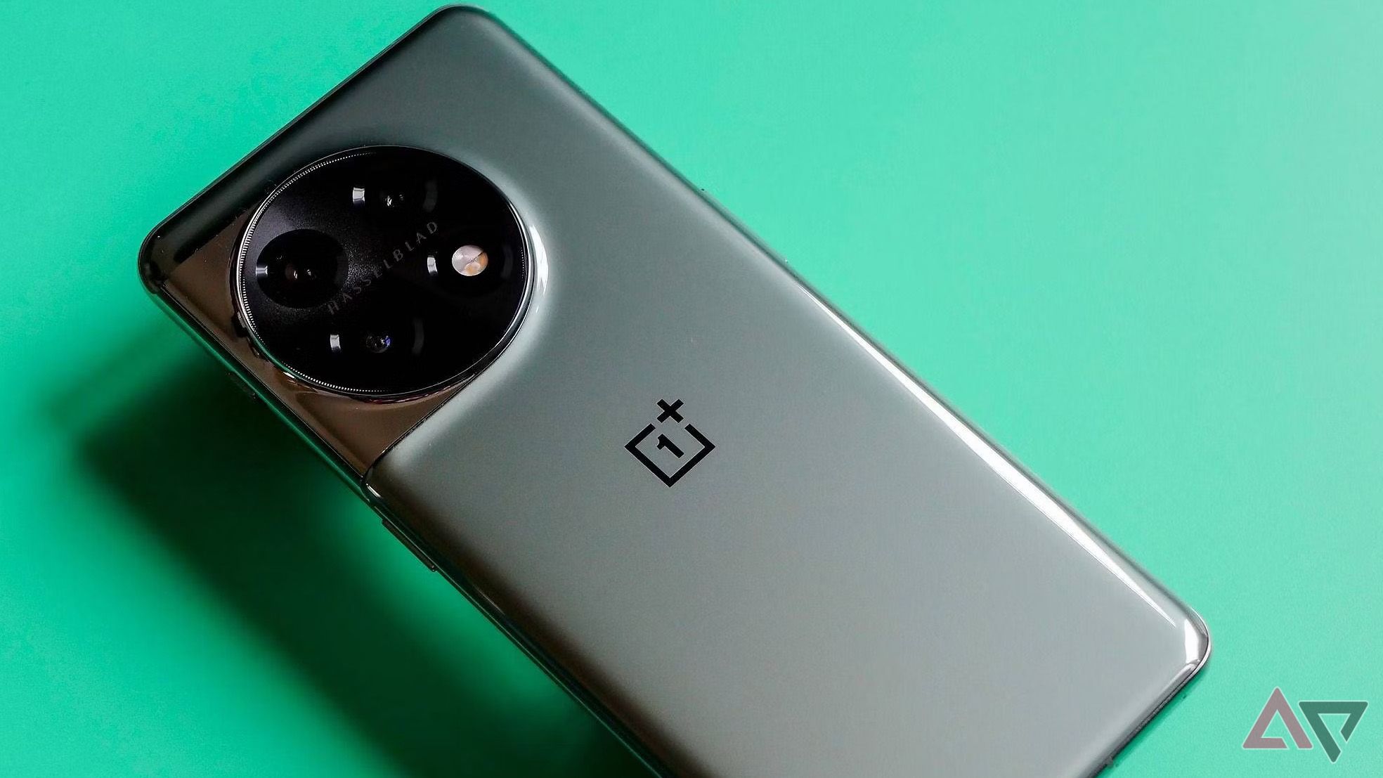 OnePlus 11 sobre um fundo verde