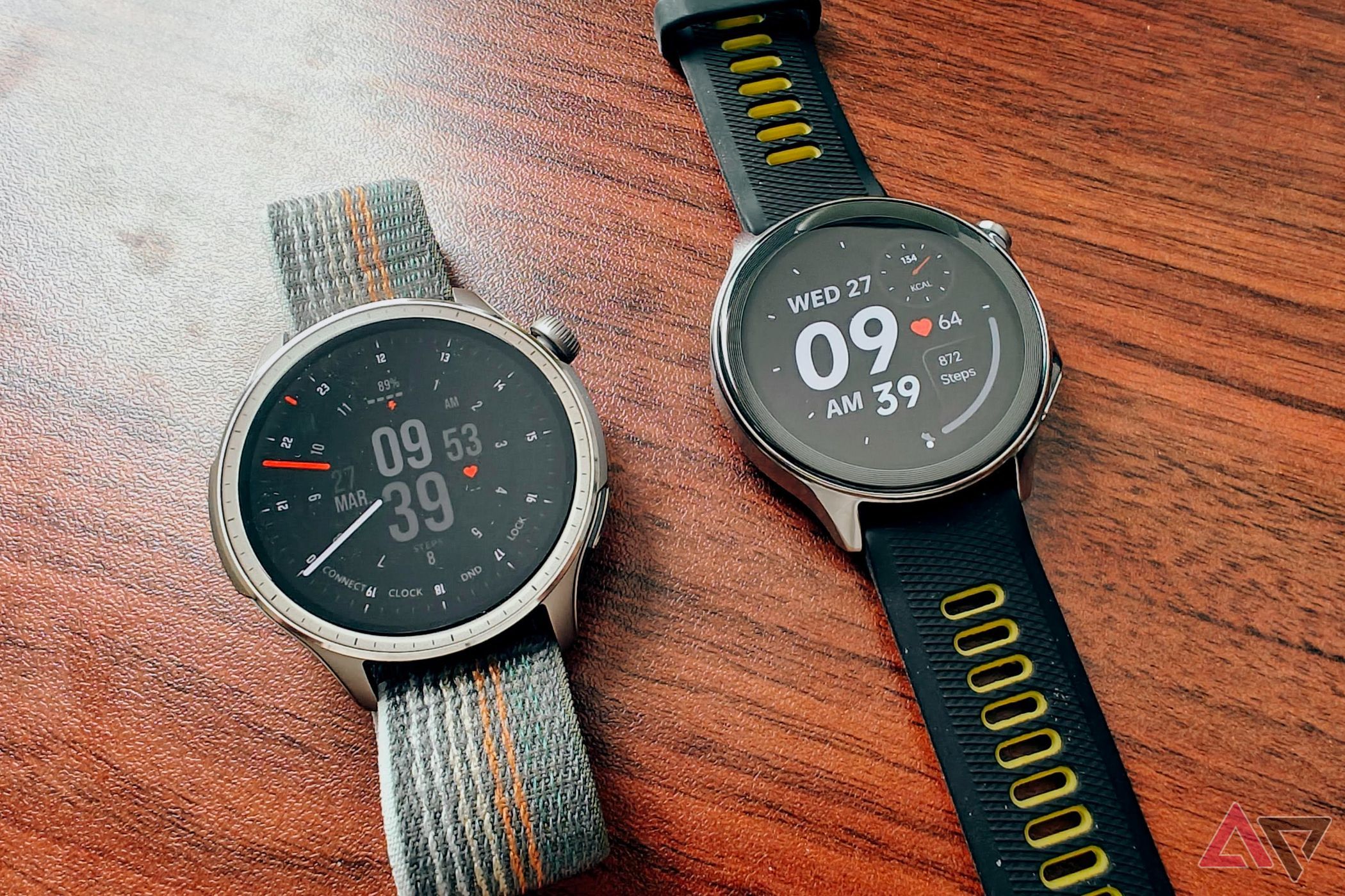 OnePlus Watch 2 e Amazfit Balance em uma mesa