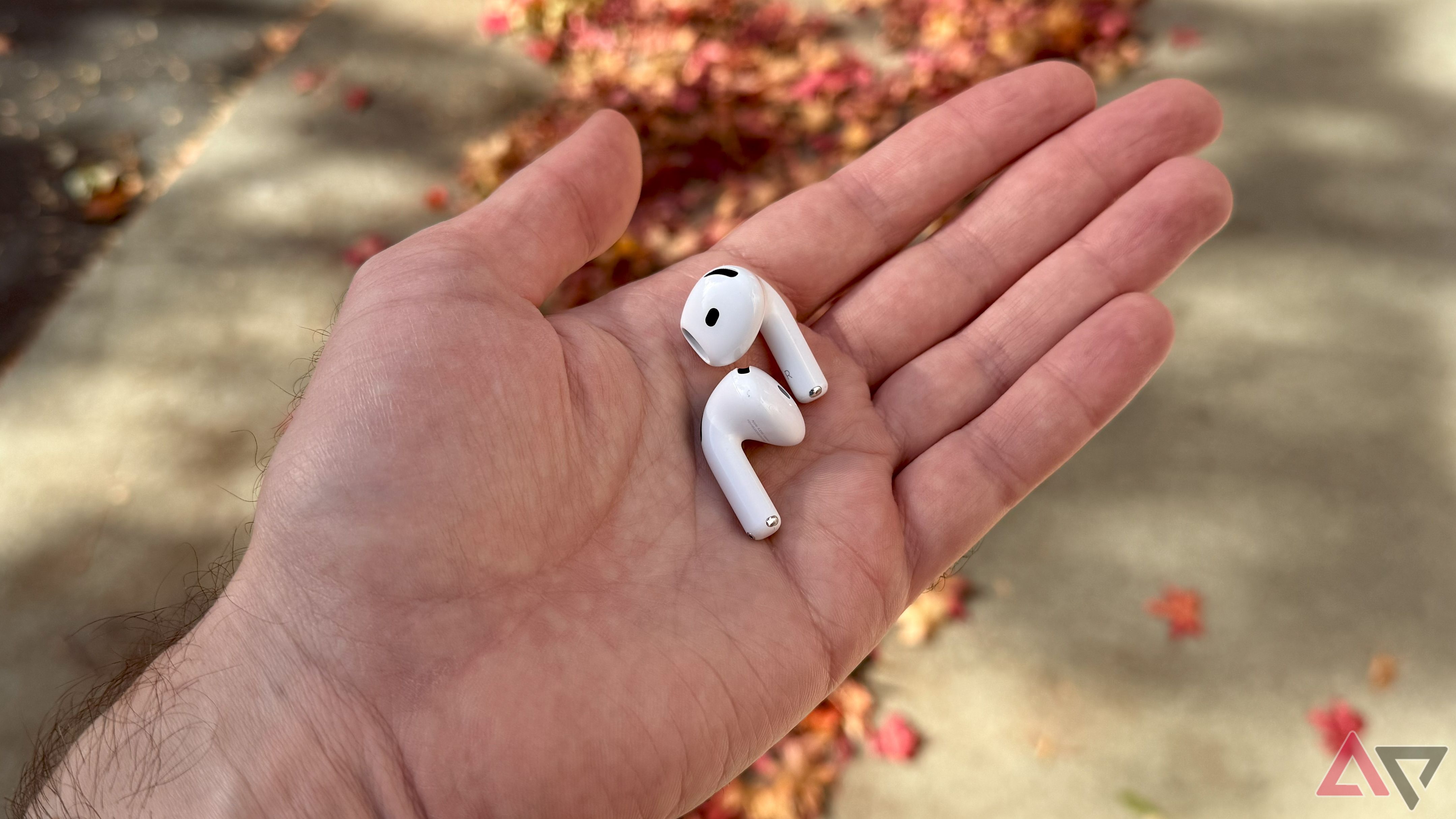 AirPods 4 da Apple, fones de ouvido na mão