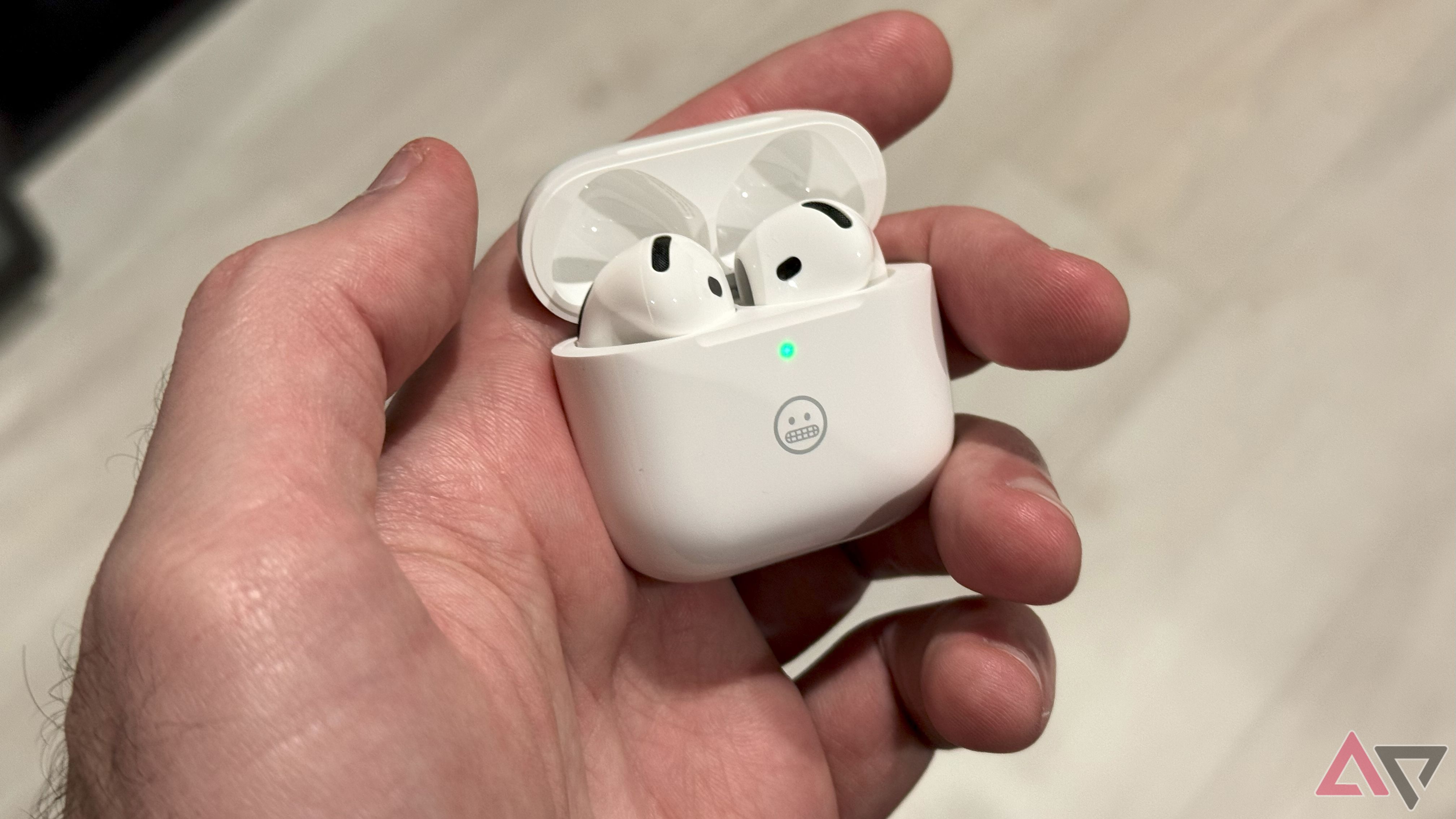 Segurando o estojo de carregamento do AirPods 4 em mãos