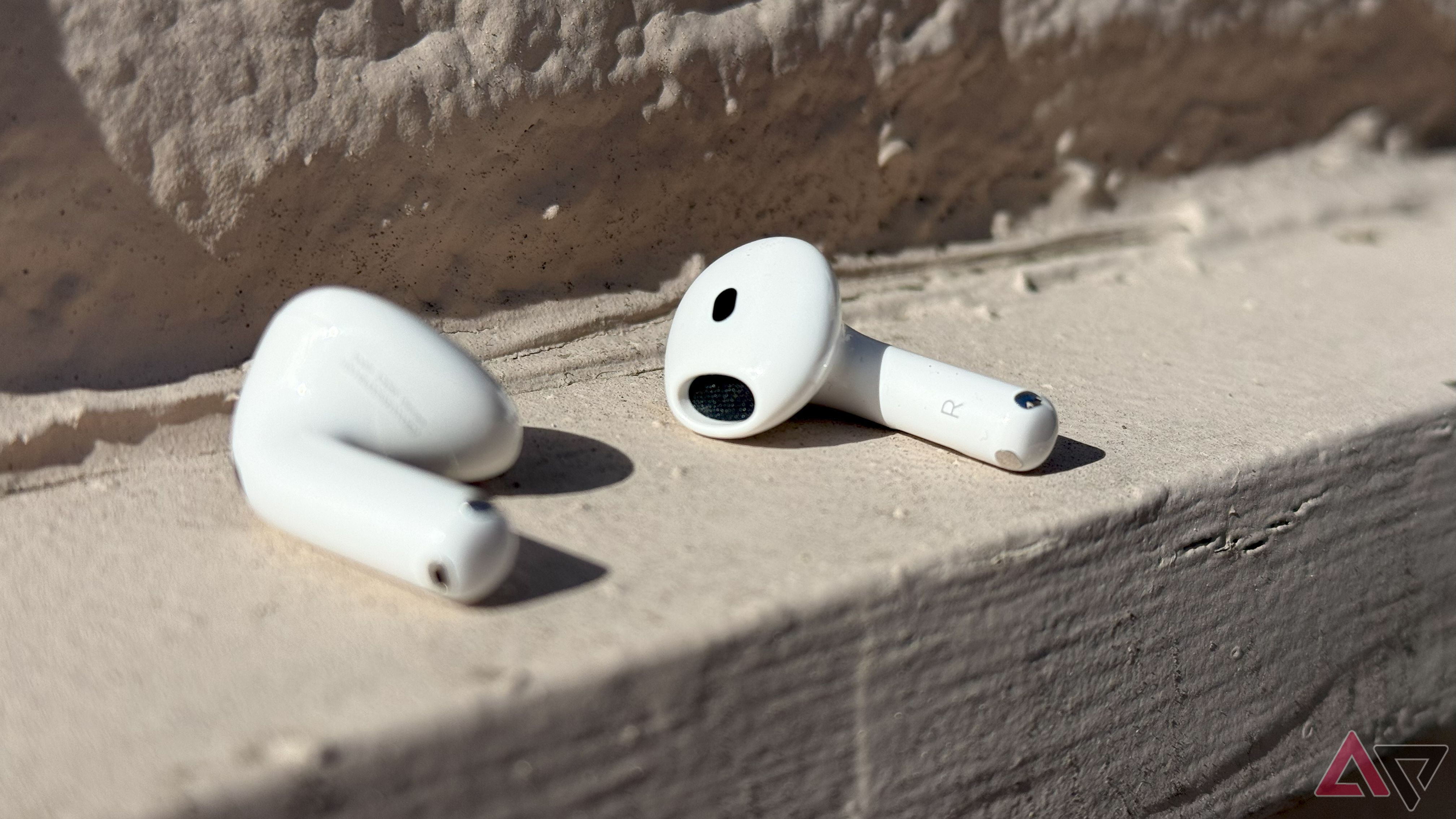 AirPods 4 da Apple, ambos fones de ouvido sem estojo de carregamento