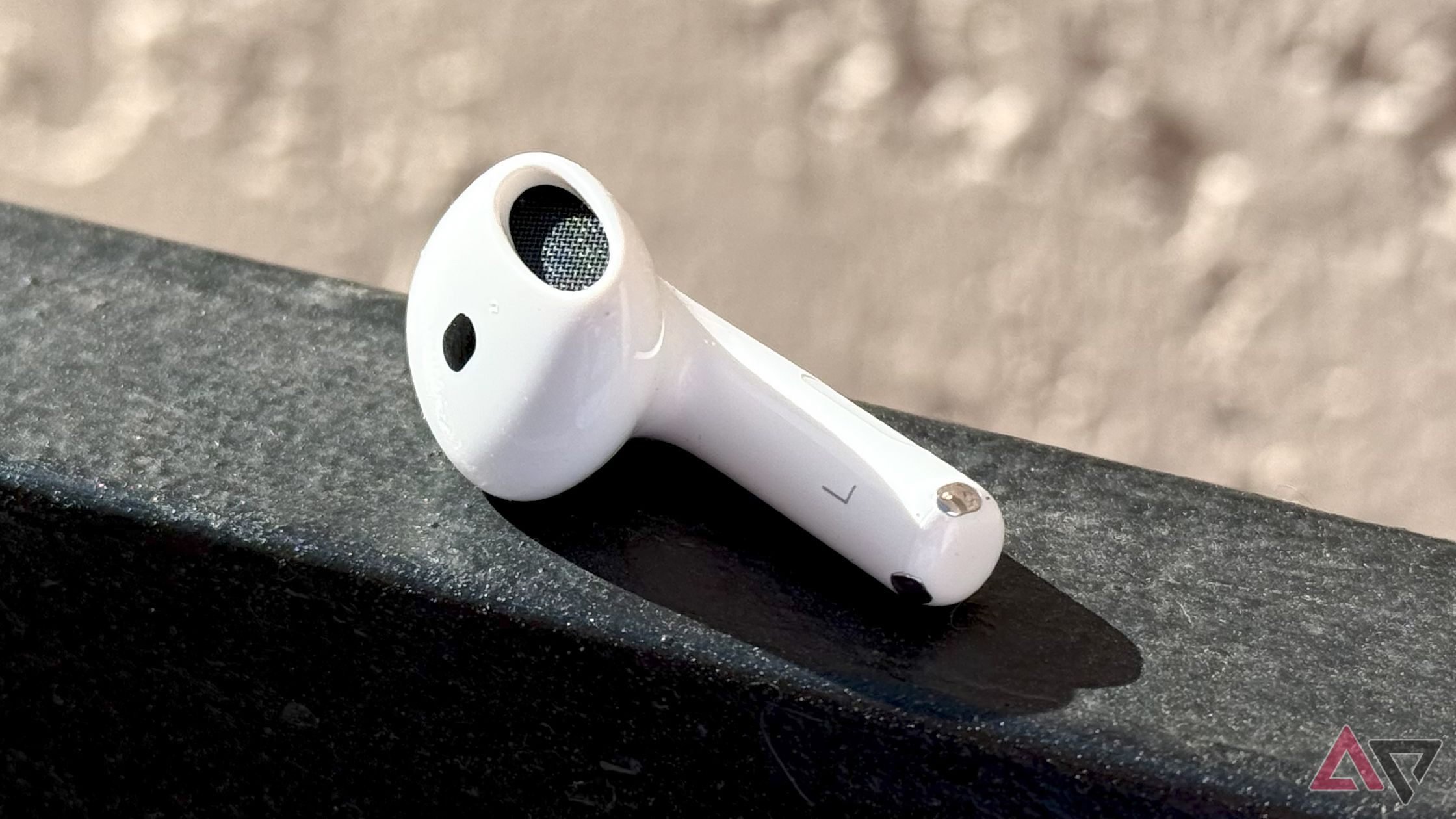 Um único fone de ouvido do AirPods 4