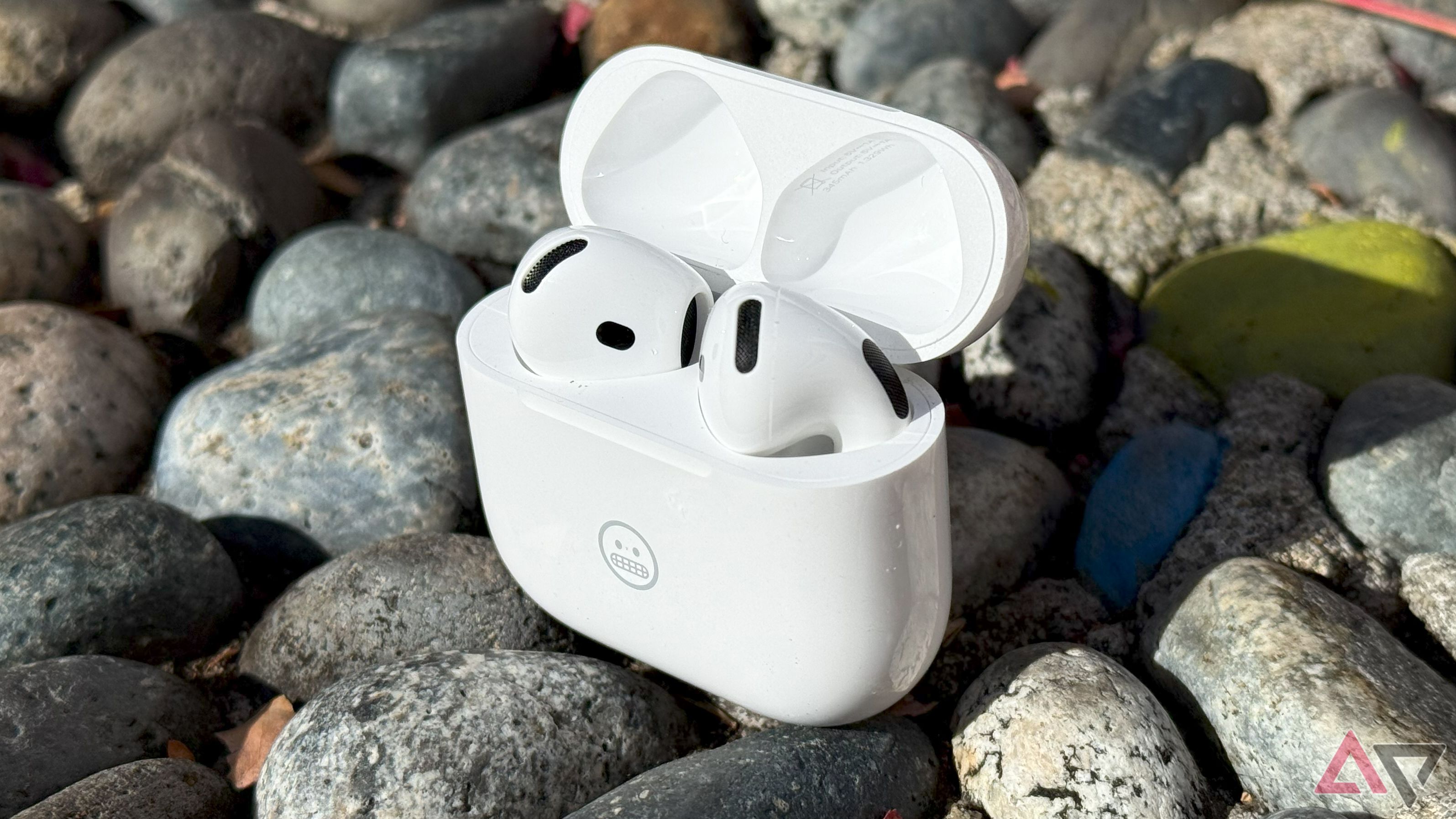 Uma fotografia dos Airpods 4 da Apple, com a caixa aberta