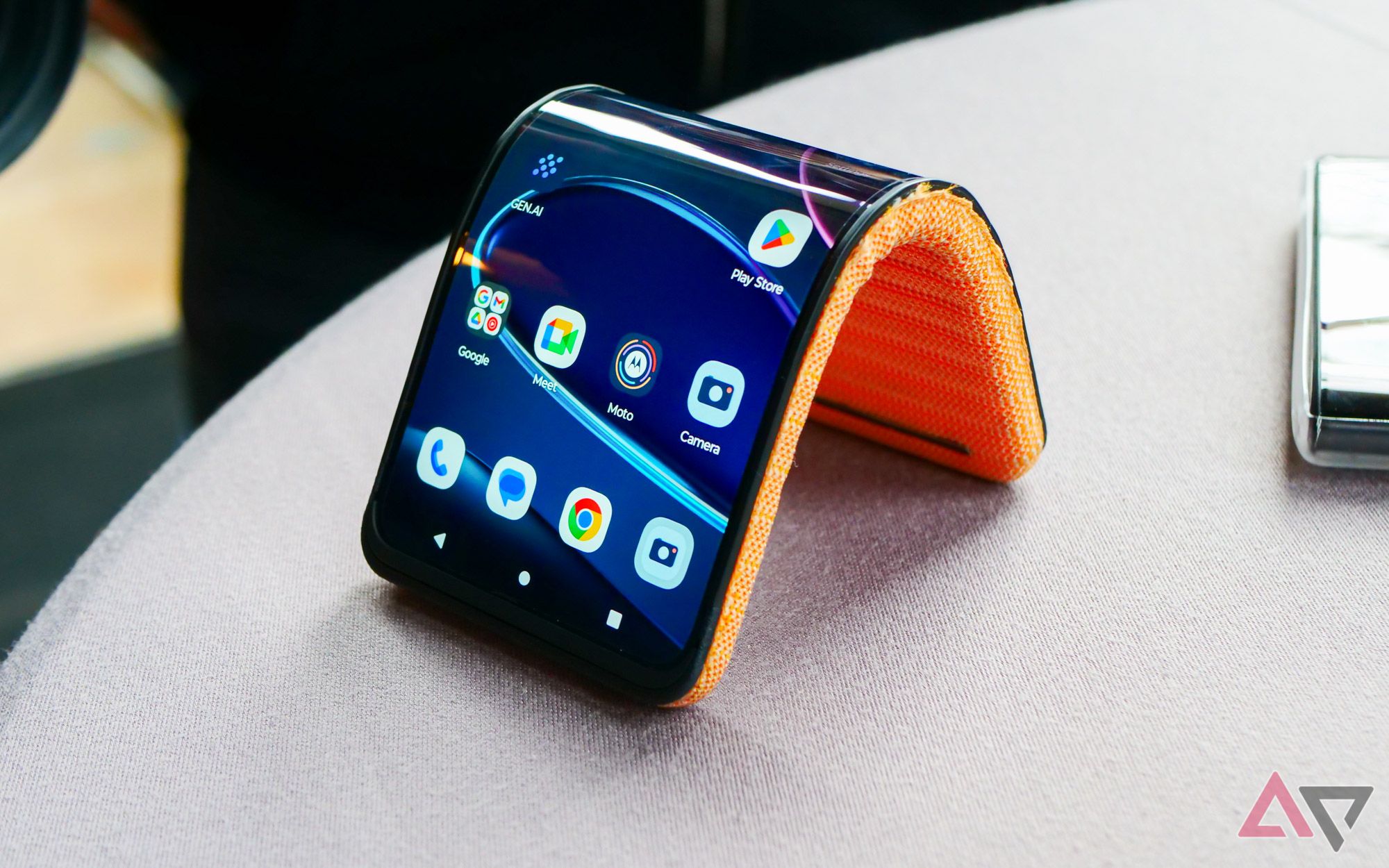 O telefone dobrável da Motorola em modo tenda sobre uma mesa