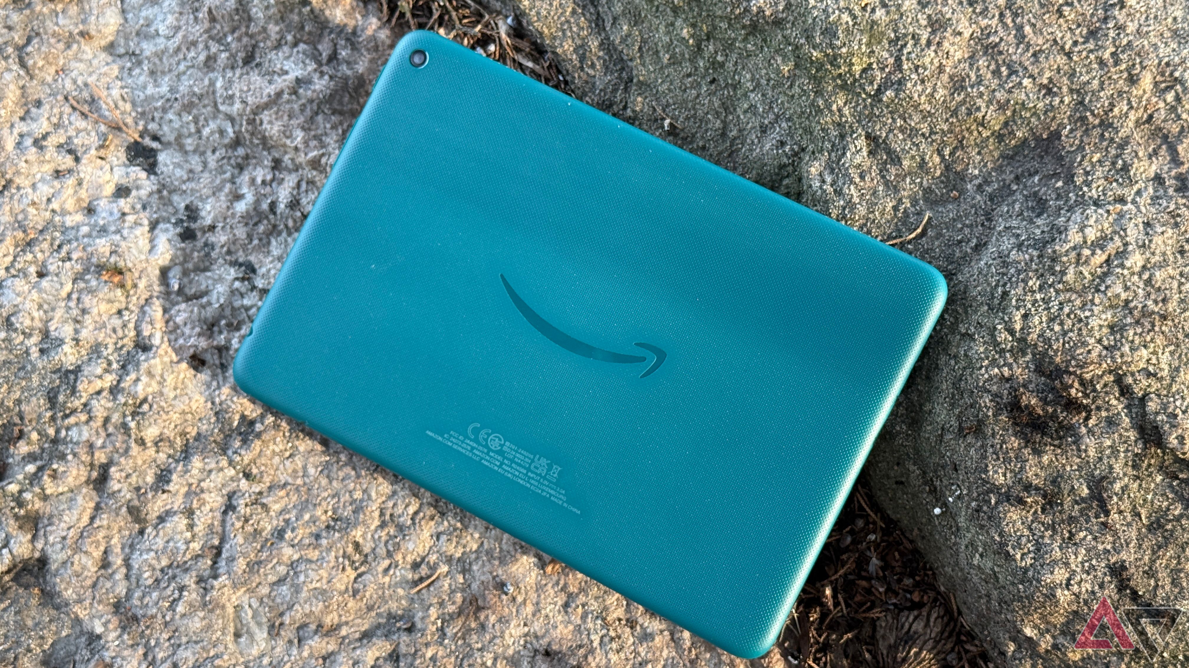 Parte traseira de plástico do Amazon Fire HD 8 exibida em mais uma pedra