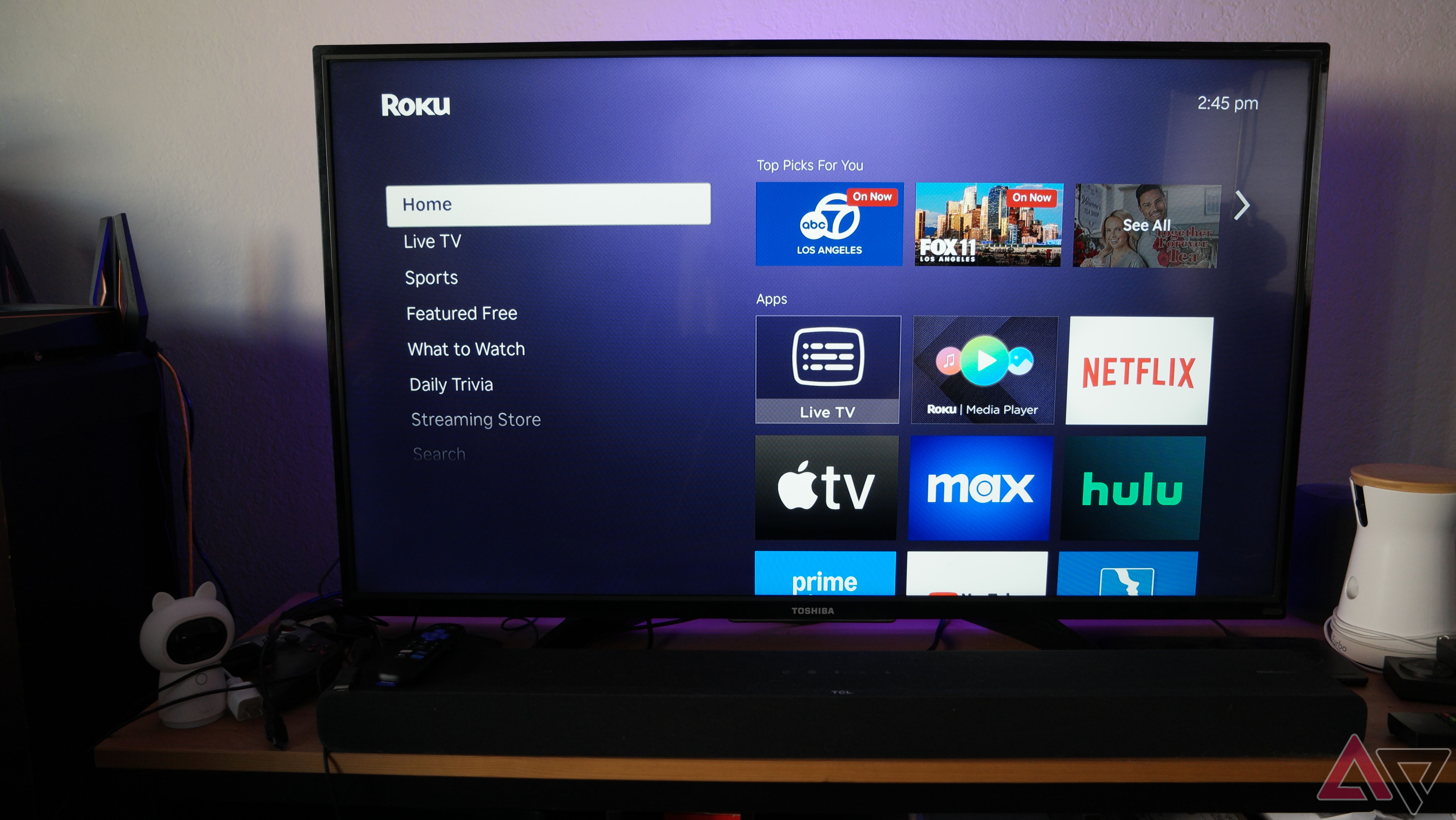 O Roku Express 4K+ mostrando o Roku OS em uma TV