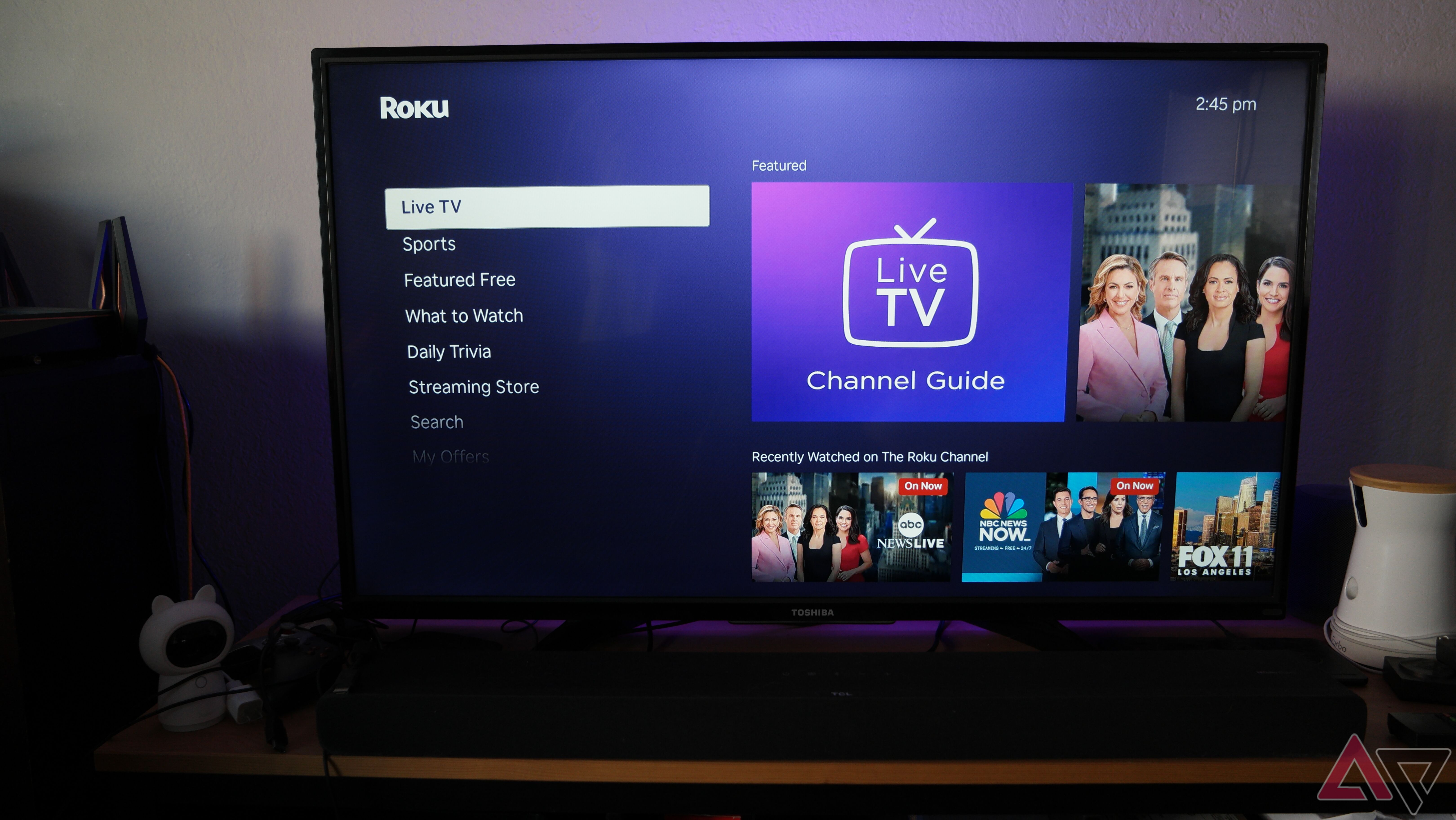 O Roku Express 4K+ mostrando o Roku OS em uma TV no menu LiveTV