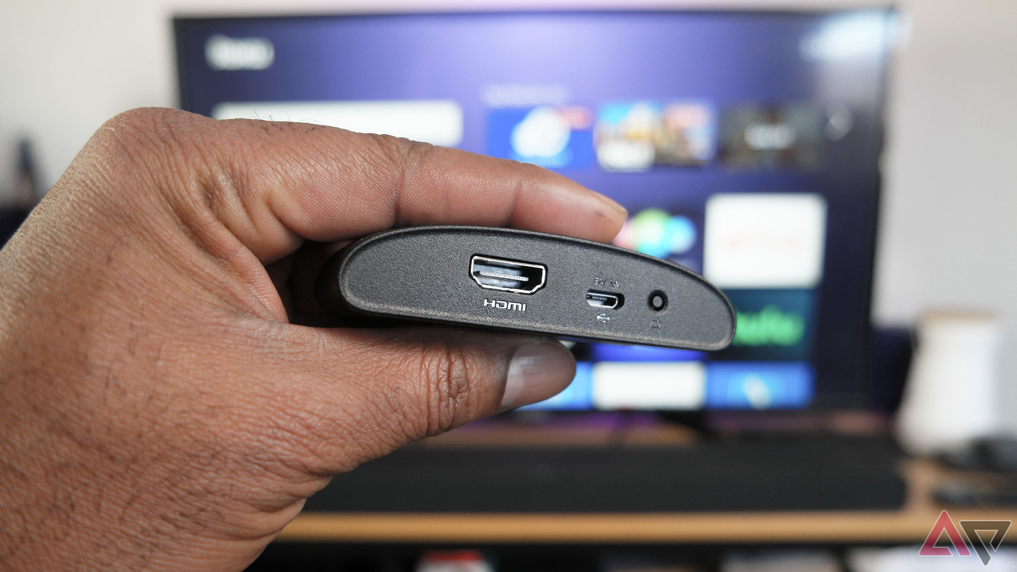 Vista traseira do dongle Roku Express 4K +, mostrando a falta de portas USB A e Ethernet