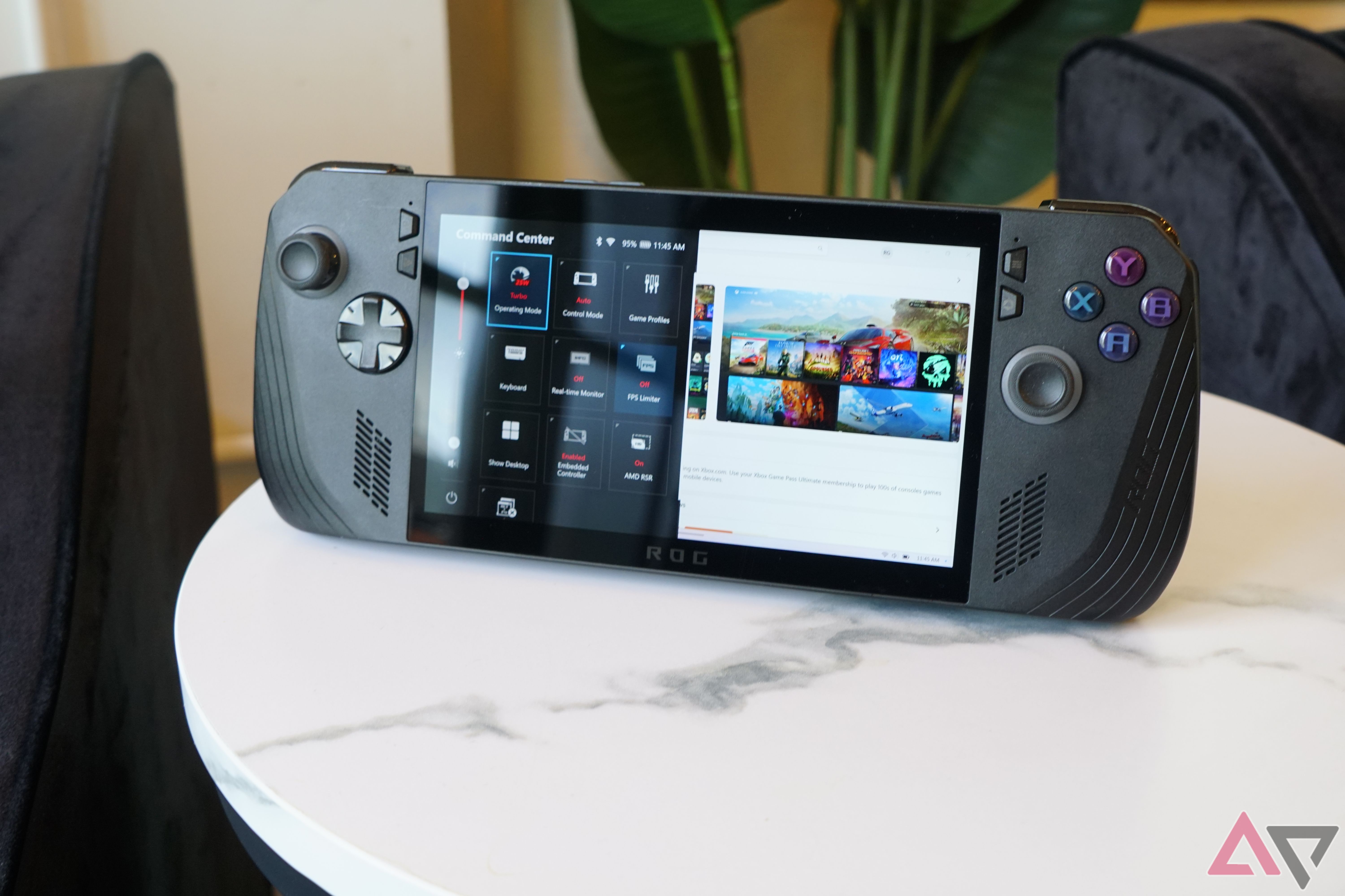asus rog ally x mostrando a tela enquanto está sentado na mesa
