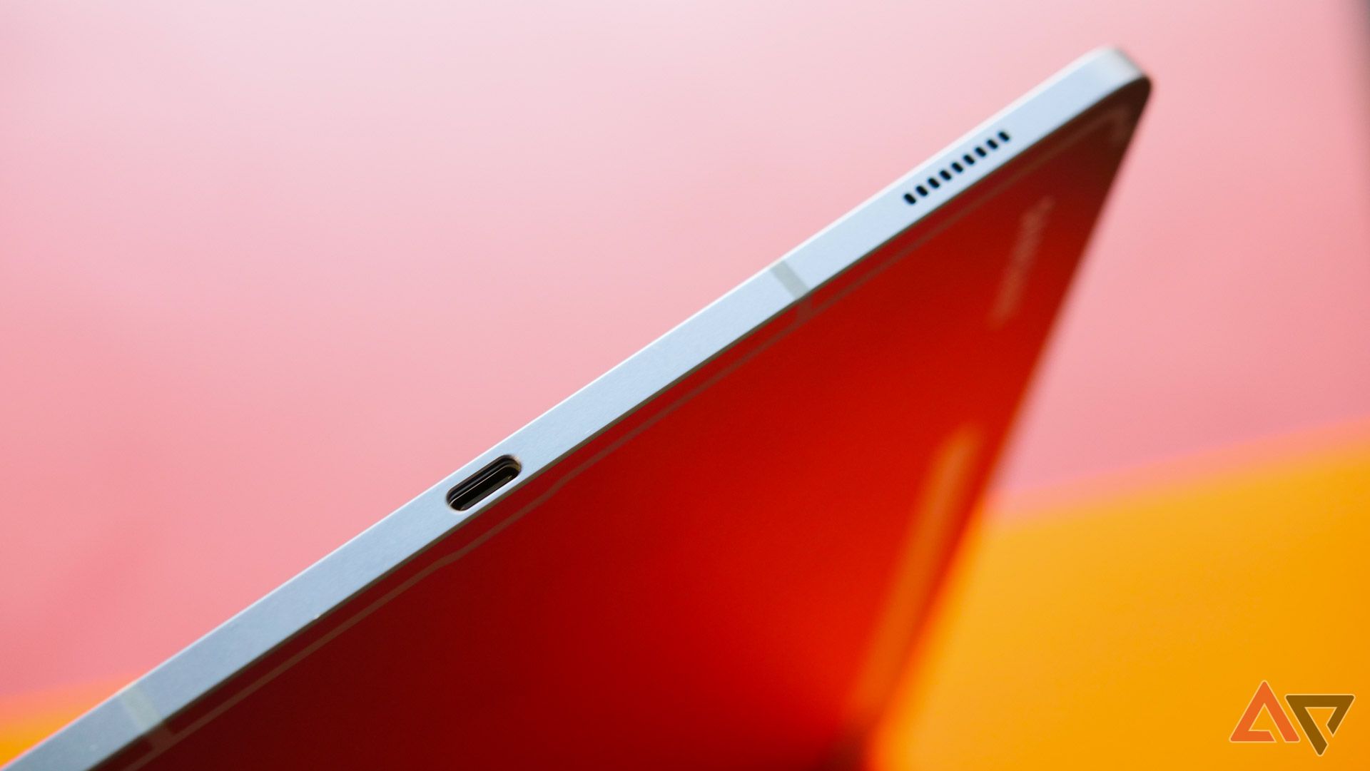 Um close da porta USB-C e do alto-falante do Tab S10.