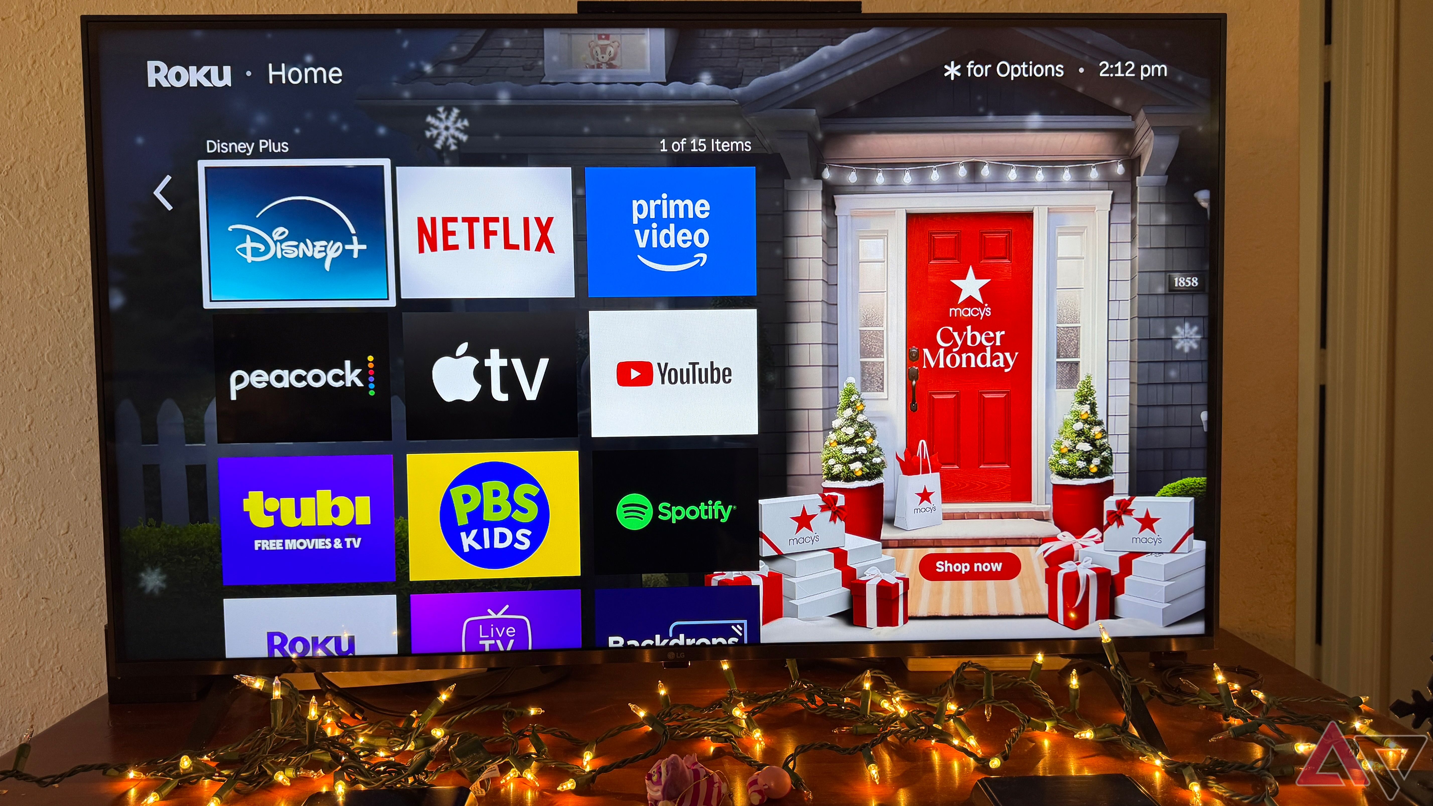 Tela inicial do Roku Streaming Stick 4K com grande anúncio da Macy's Cyber ​​​​Monday