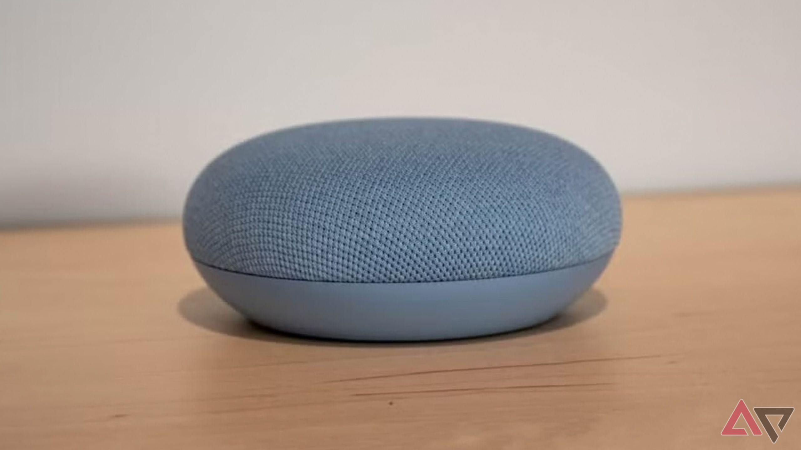 Um Nest Mini em uma mesa.