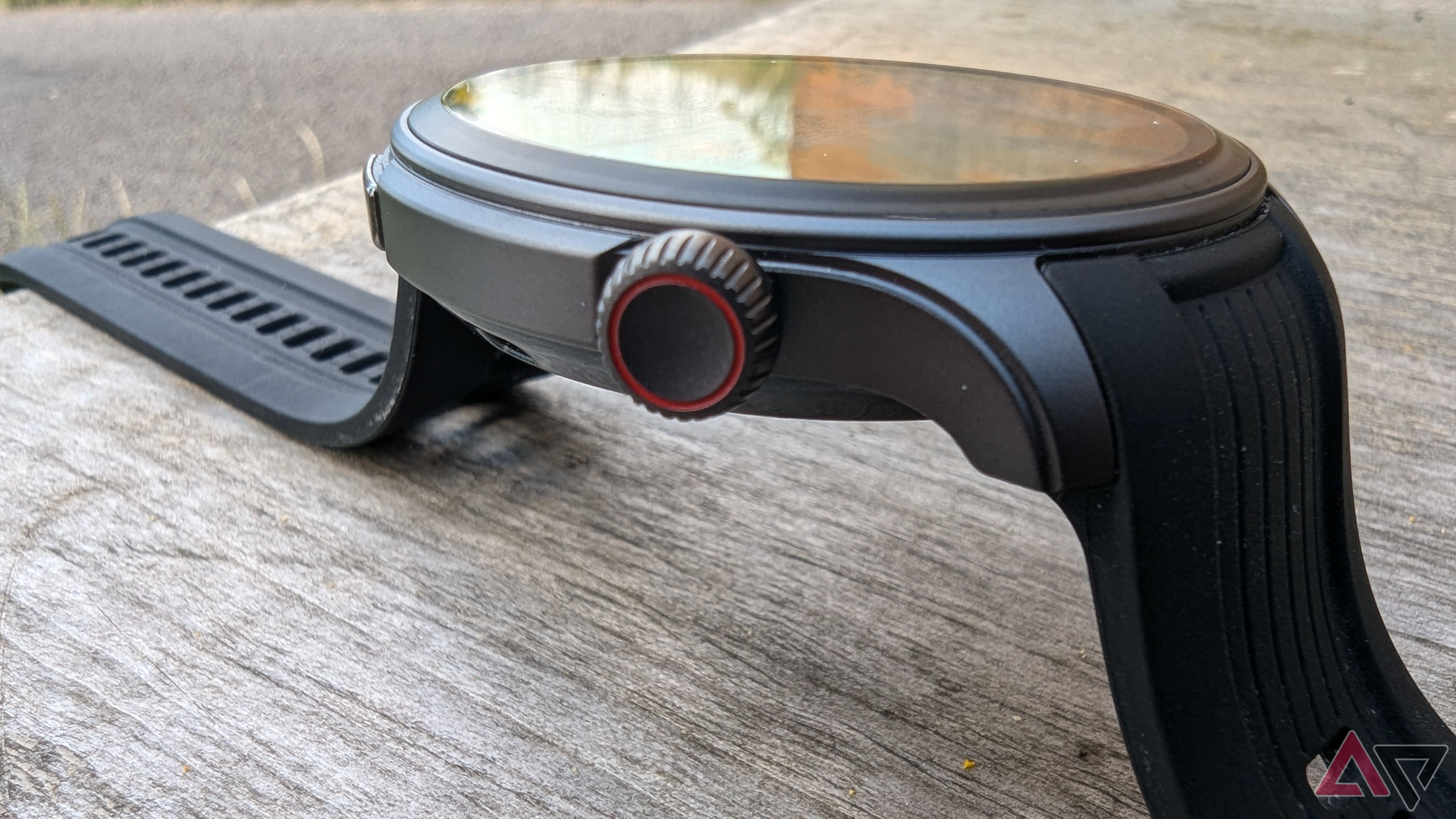 Vista lateral do smartwatch Amazfit Balance na cor Midnight no banco mostrando Digital Crown