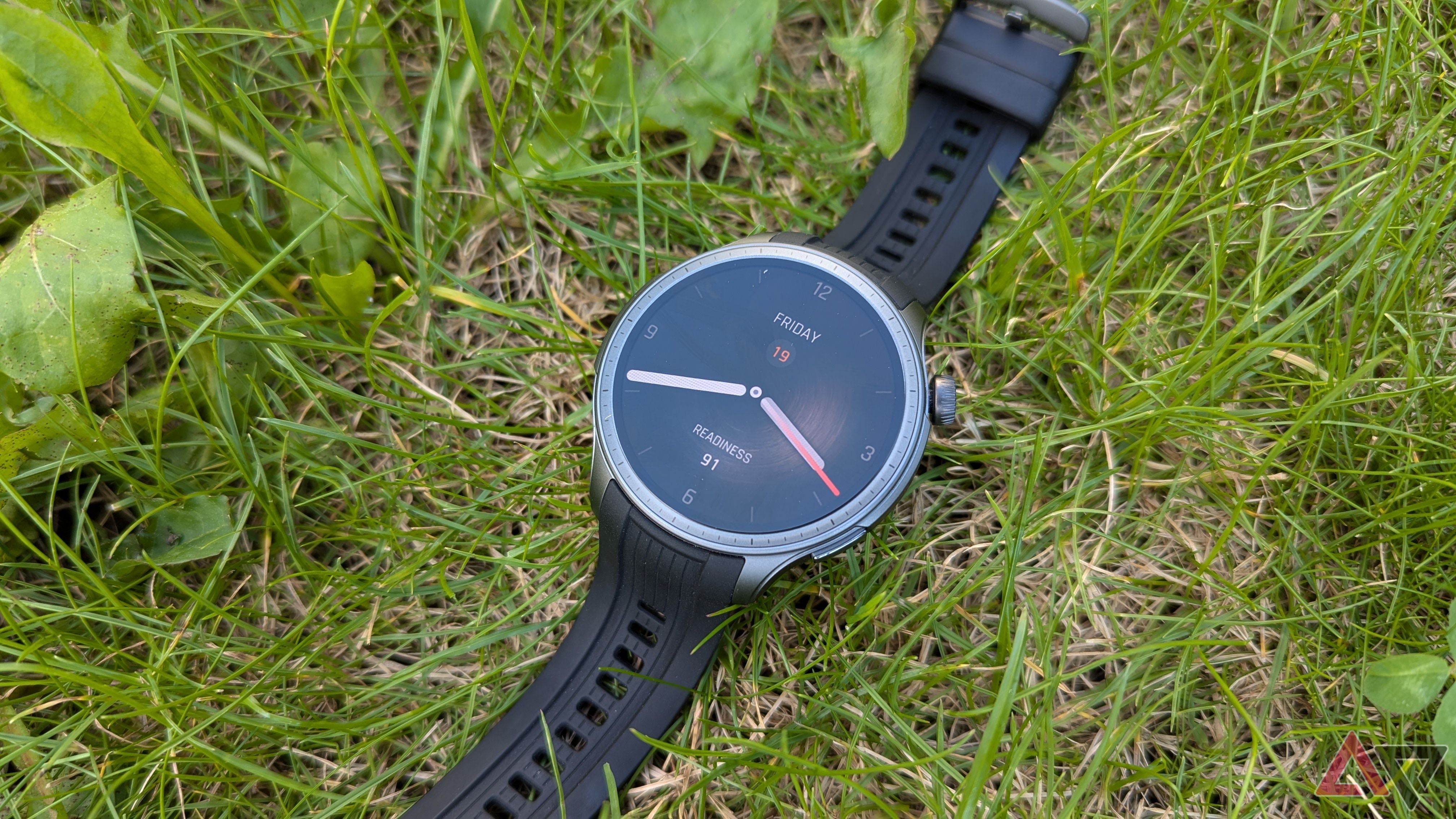 Smartwatch Amazfit Balance na cor Midnight ao ar livre deitado na grama