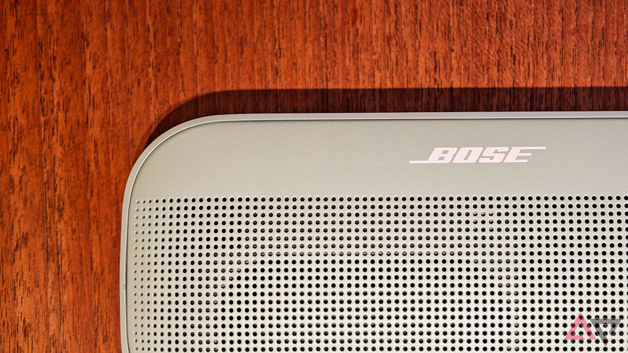 Alto-falante Bose SoundLink Flex 2 em uma mesa de madeira