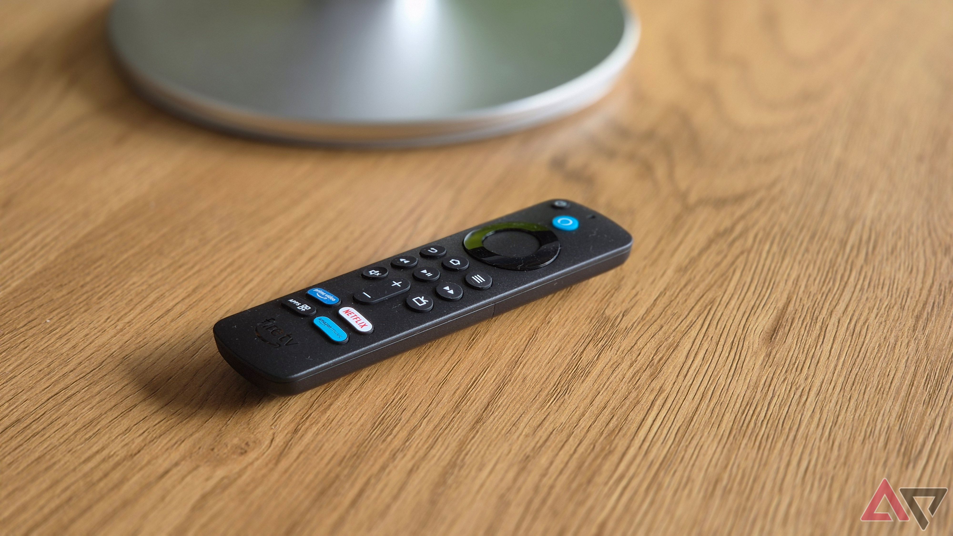 Controle remoto Amazon Echow Show 21 Fire TV em superfície de madeira