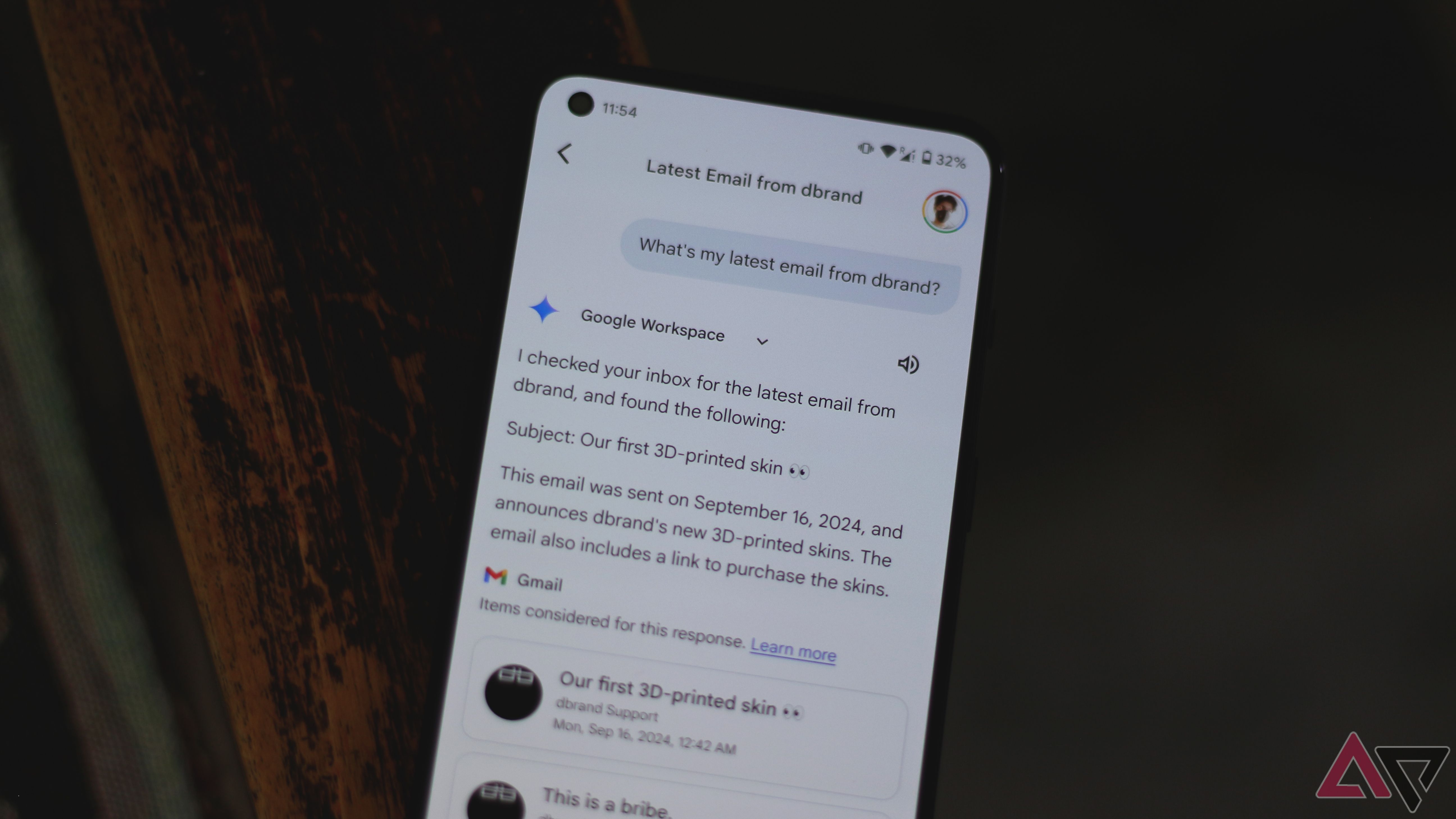 Gemini listando os e-mails mais recentes em um telefone Android