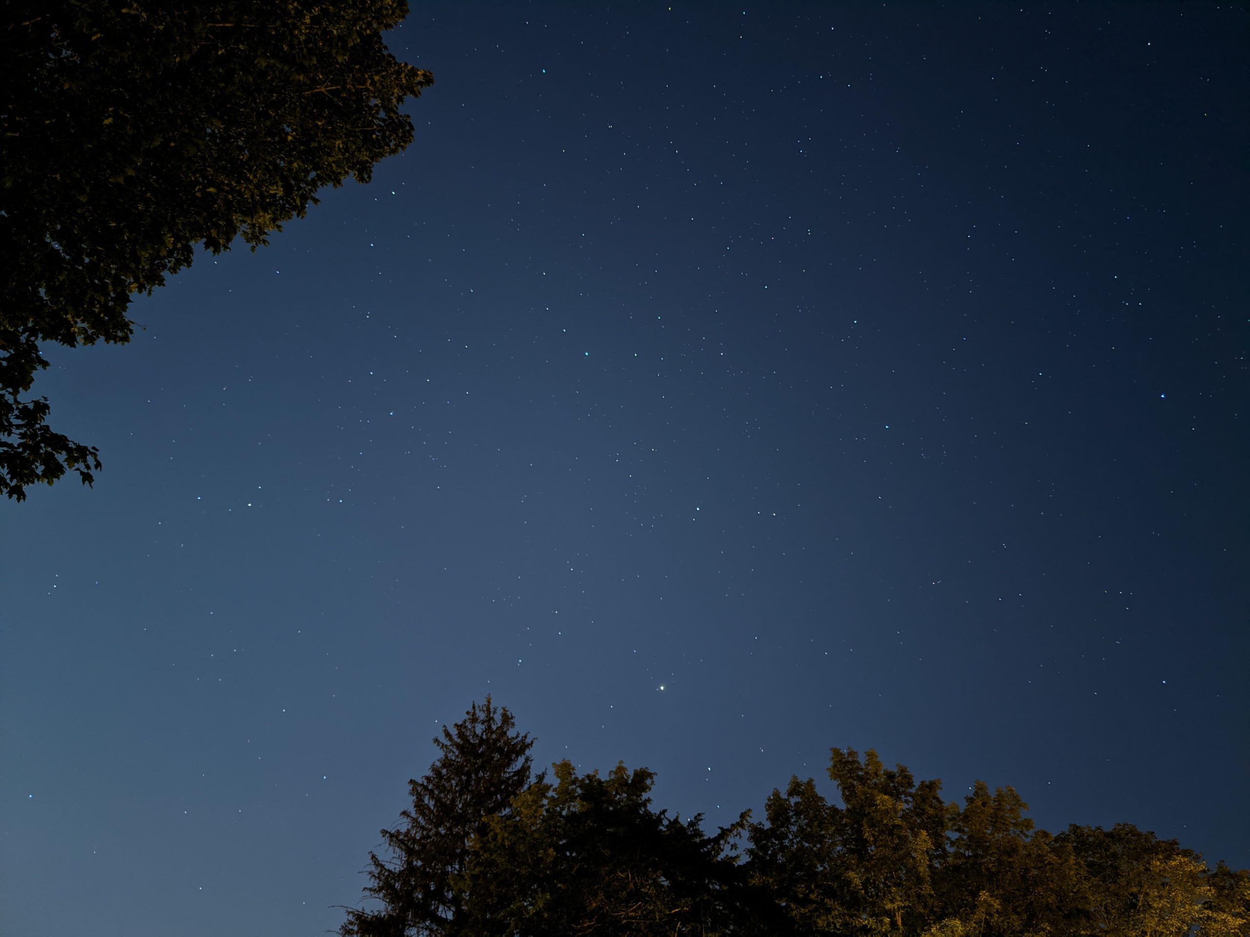 um céu noturno com estrelas feito com fotografia computacional de pixel