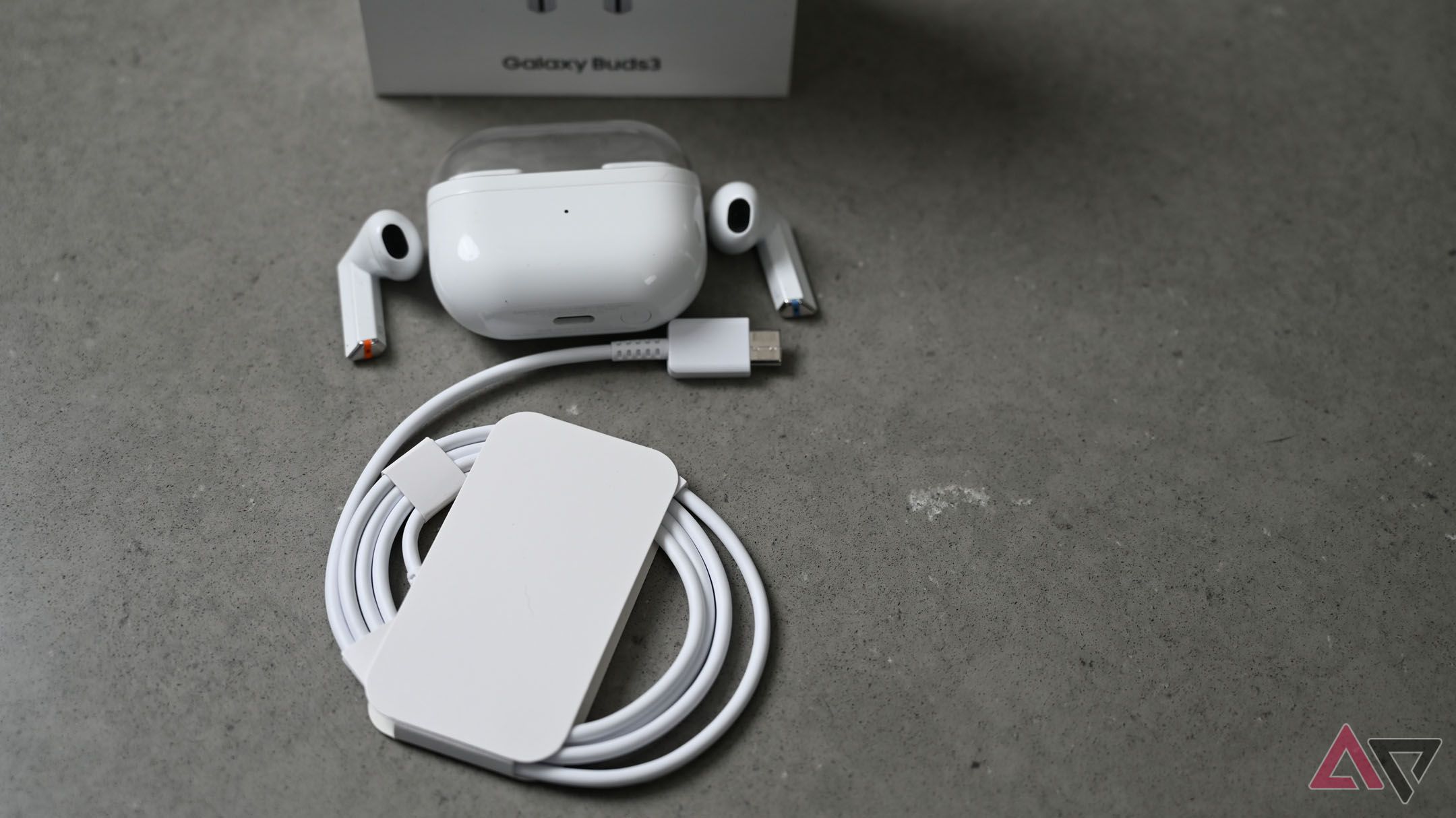 SSamsung Galaxy Buds 3 branco com cabo de carregamento branco incluído