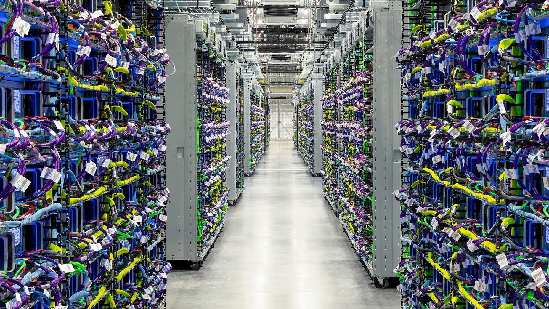 Uma imagem do interior do conjunto de computação em nuvem TPU do Google