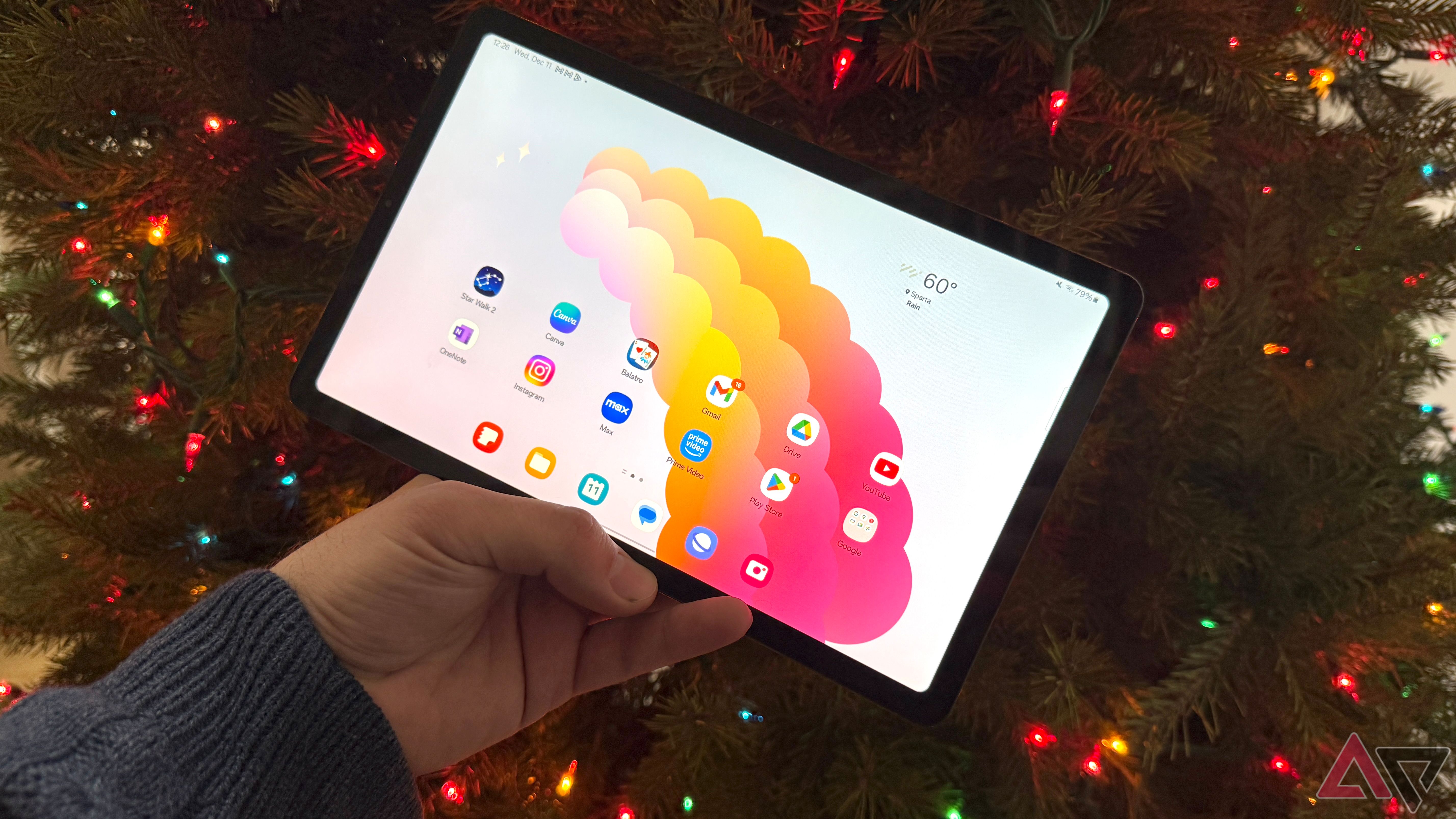 Galaxy Tab S6 Lite em frente a uma árvore de Natal