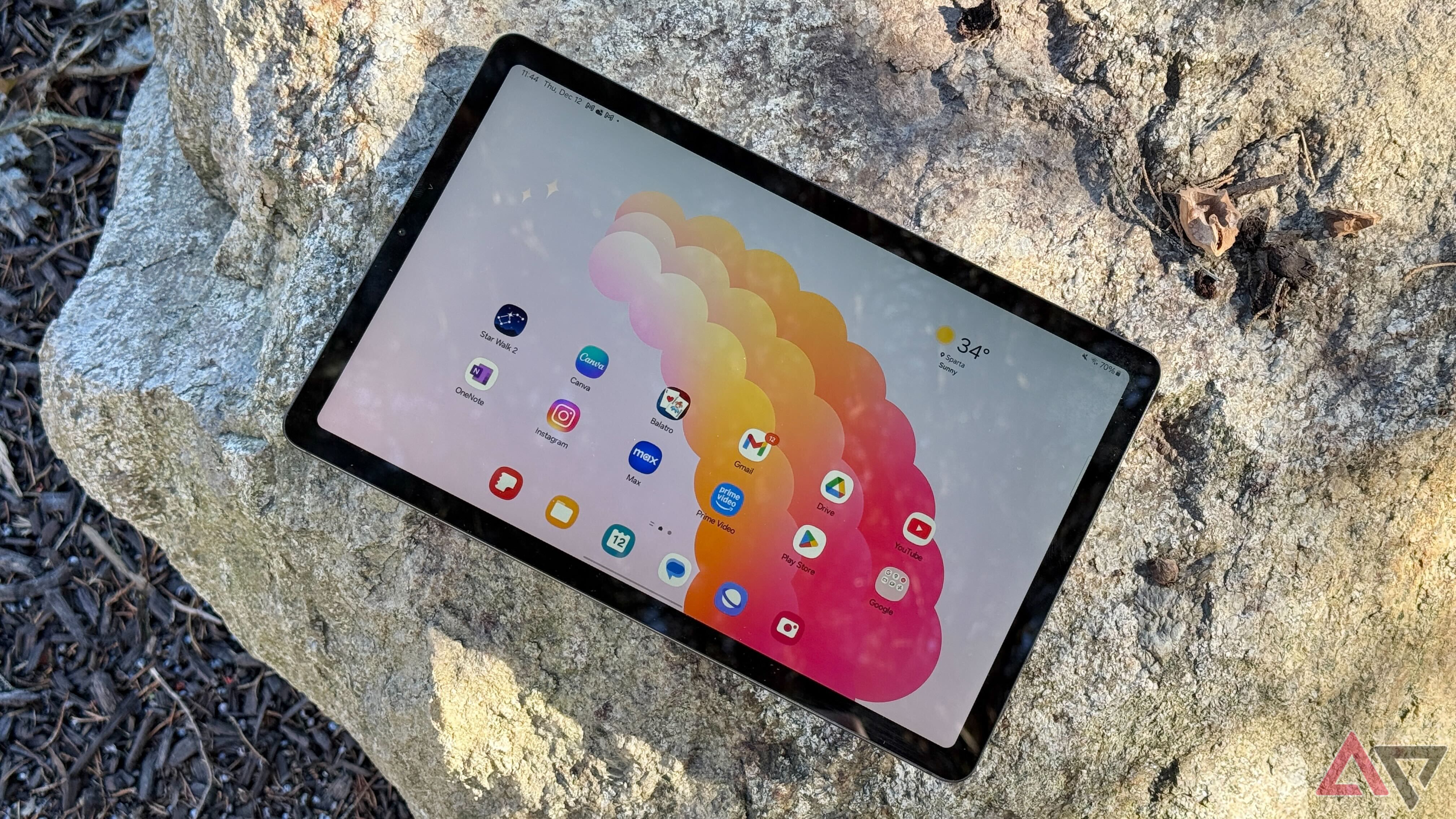 Galaxy Tab S6 Lite ao ar livre em uma rocha em um dia muito ensolarado