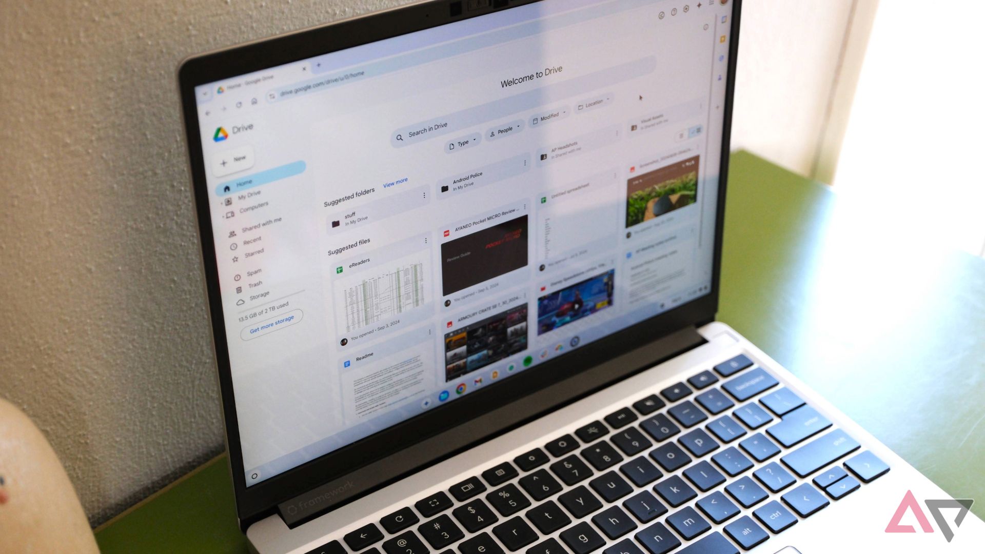 A página inicial do Google Drive aberta em um laptop Windows em um greendesk