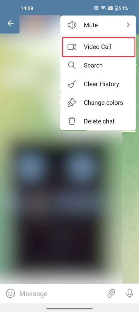 Captura de tela mostrando o botão de videochamada no chat do Telegram