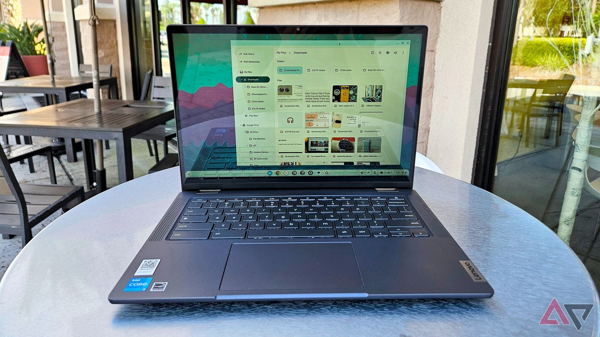 O aplicativo Arquivos do Lenovo Chromebook Plus Flex 5i enquanto o laptop fica em uma loja de froyo