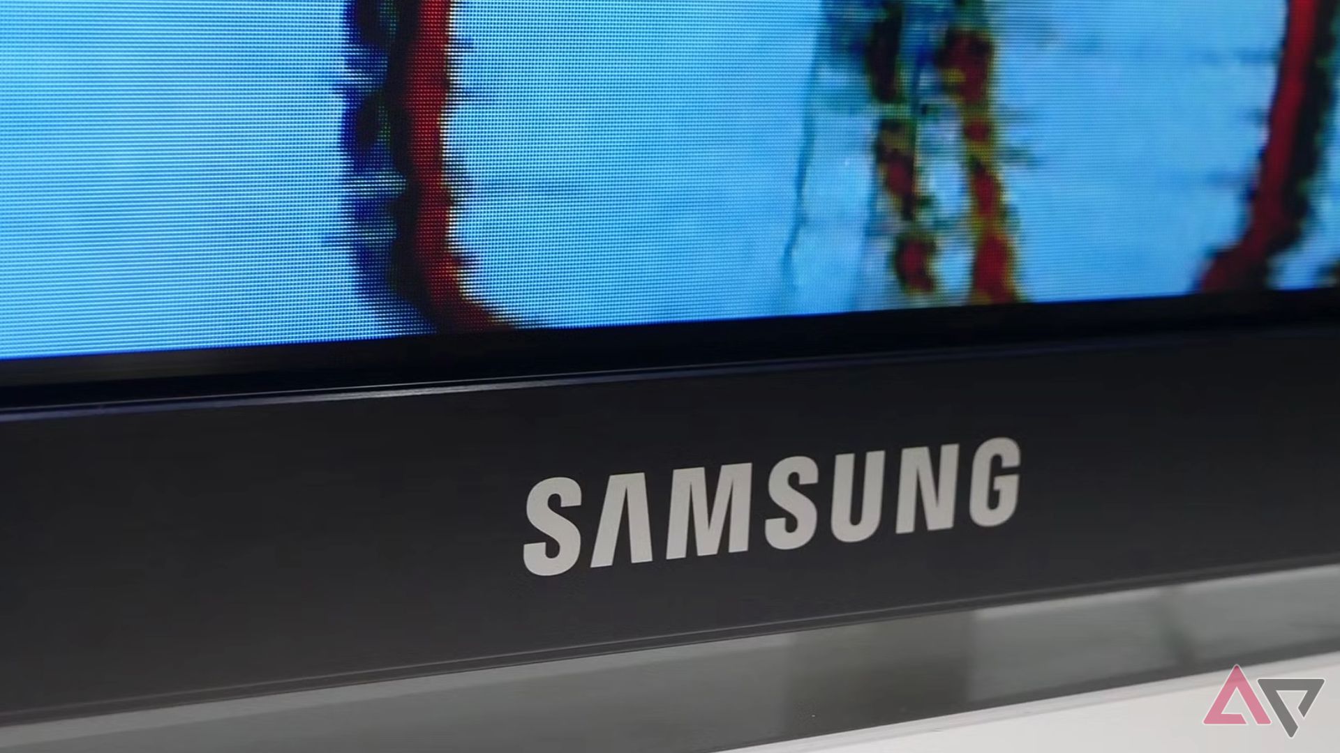 O logotipo da Samsung na parte inferior de uma televisão.