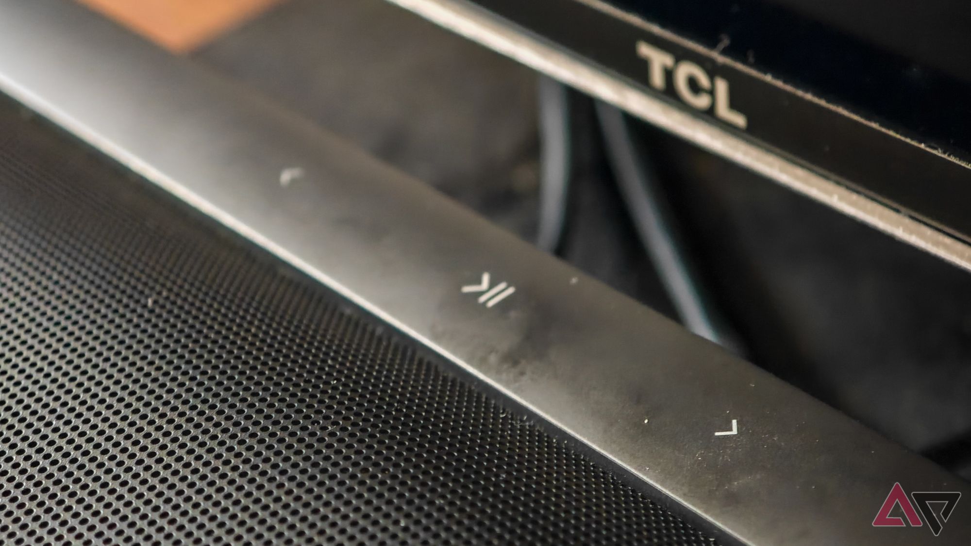 Close dos controles de reprodução no Sonos Arc Ultra preto