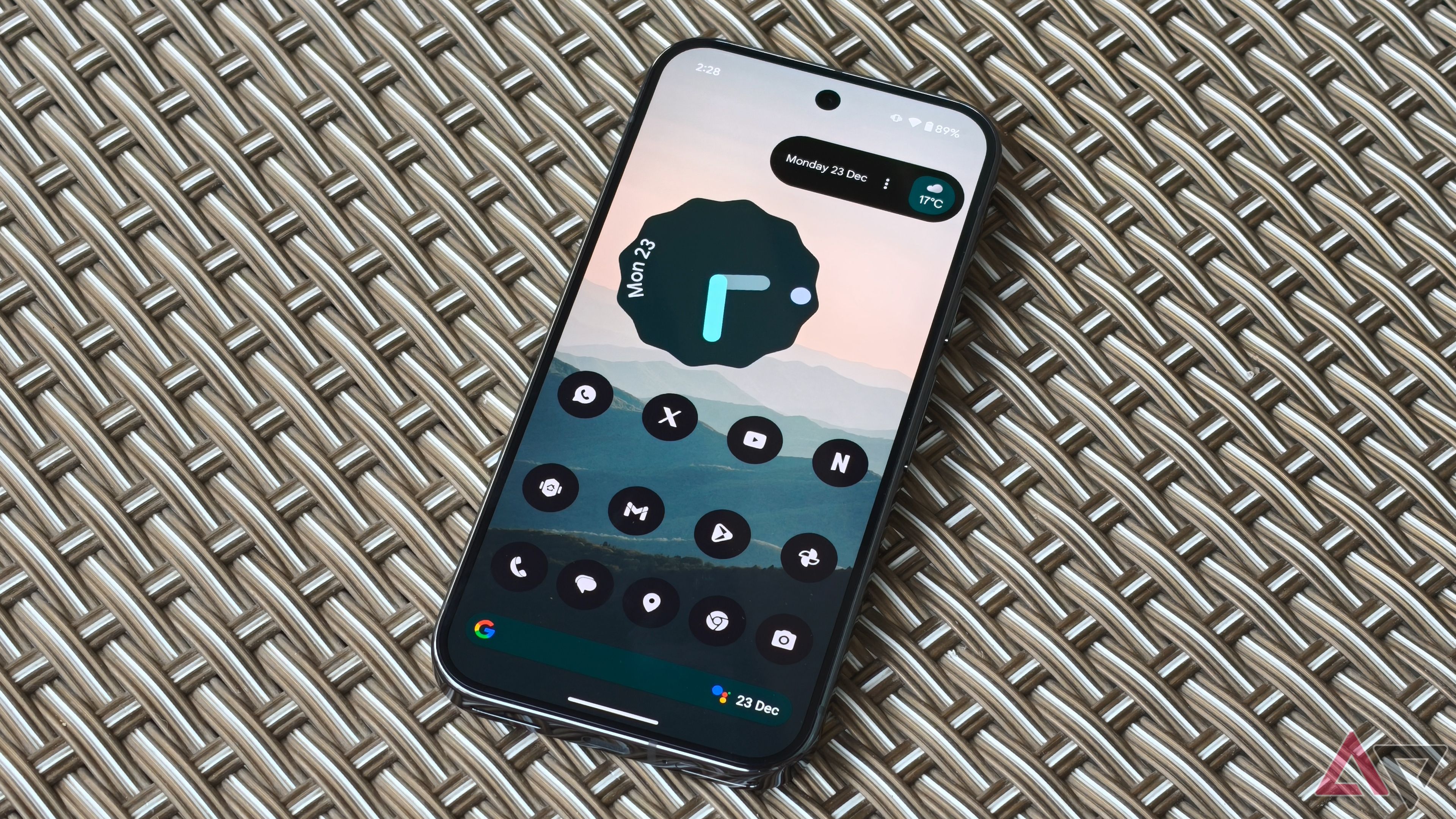 Telefone Android Google Pixel 9 Pro executando o Nova Launcher com um pacote de ícones personalizado