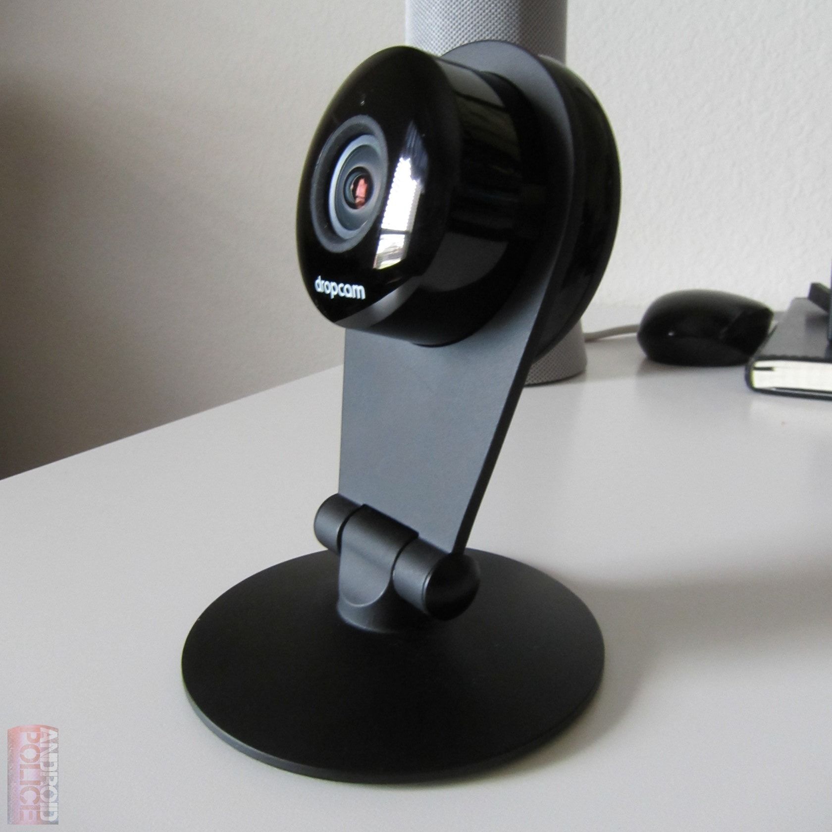 Uma câmera Dropcam em uma mesa branca