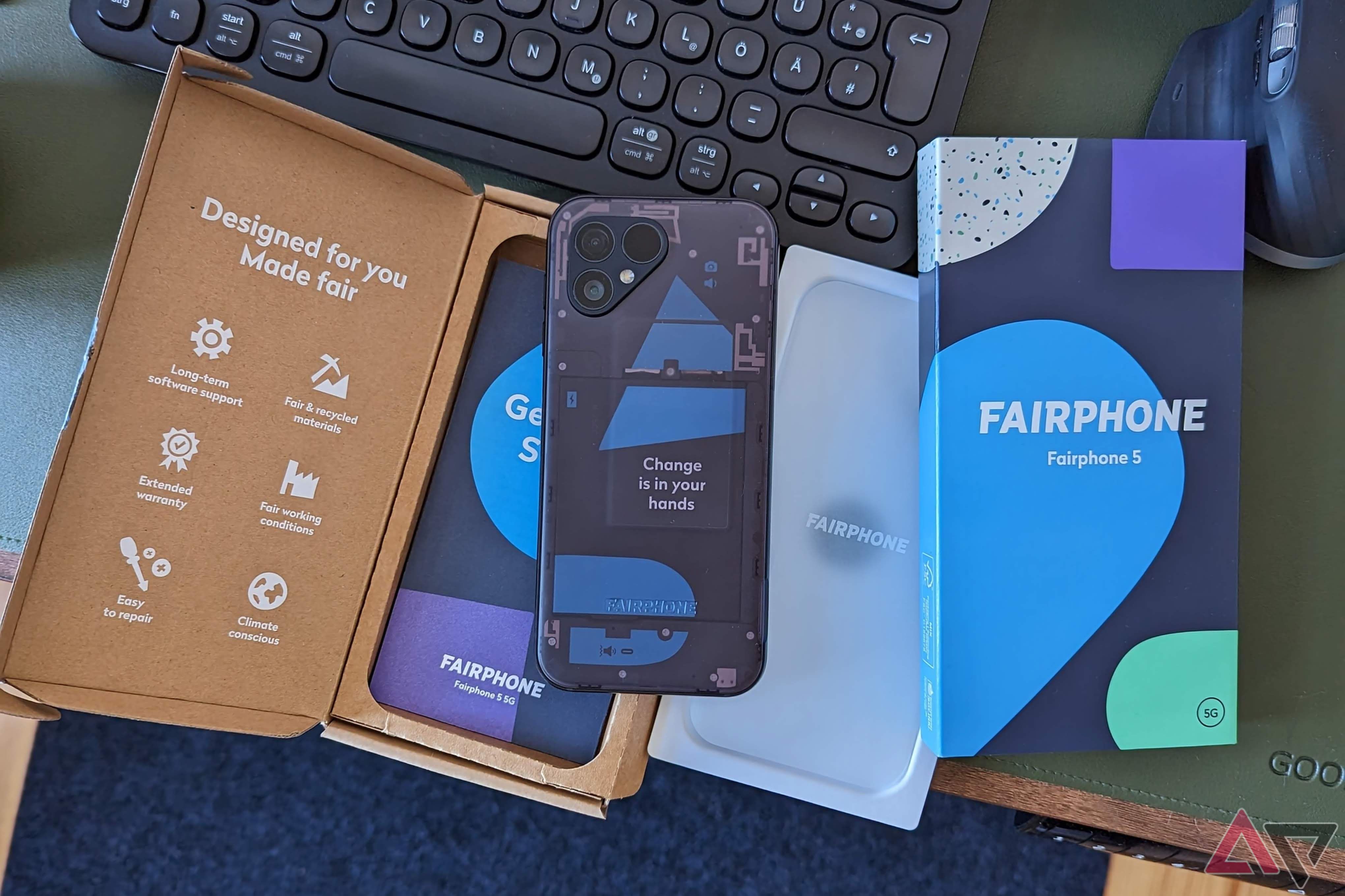 Um Fairphone 5 junto com sua caixa original