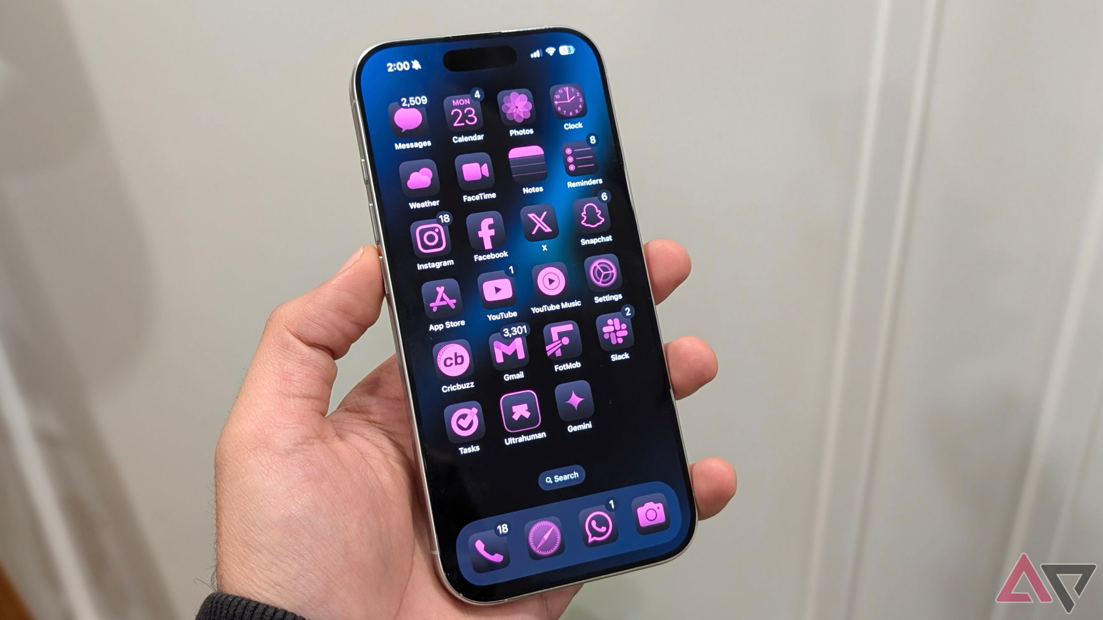 iPhone 16 Pro rodando iOS 18 com um tema rosa personalizado na parte superior