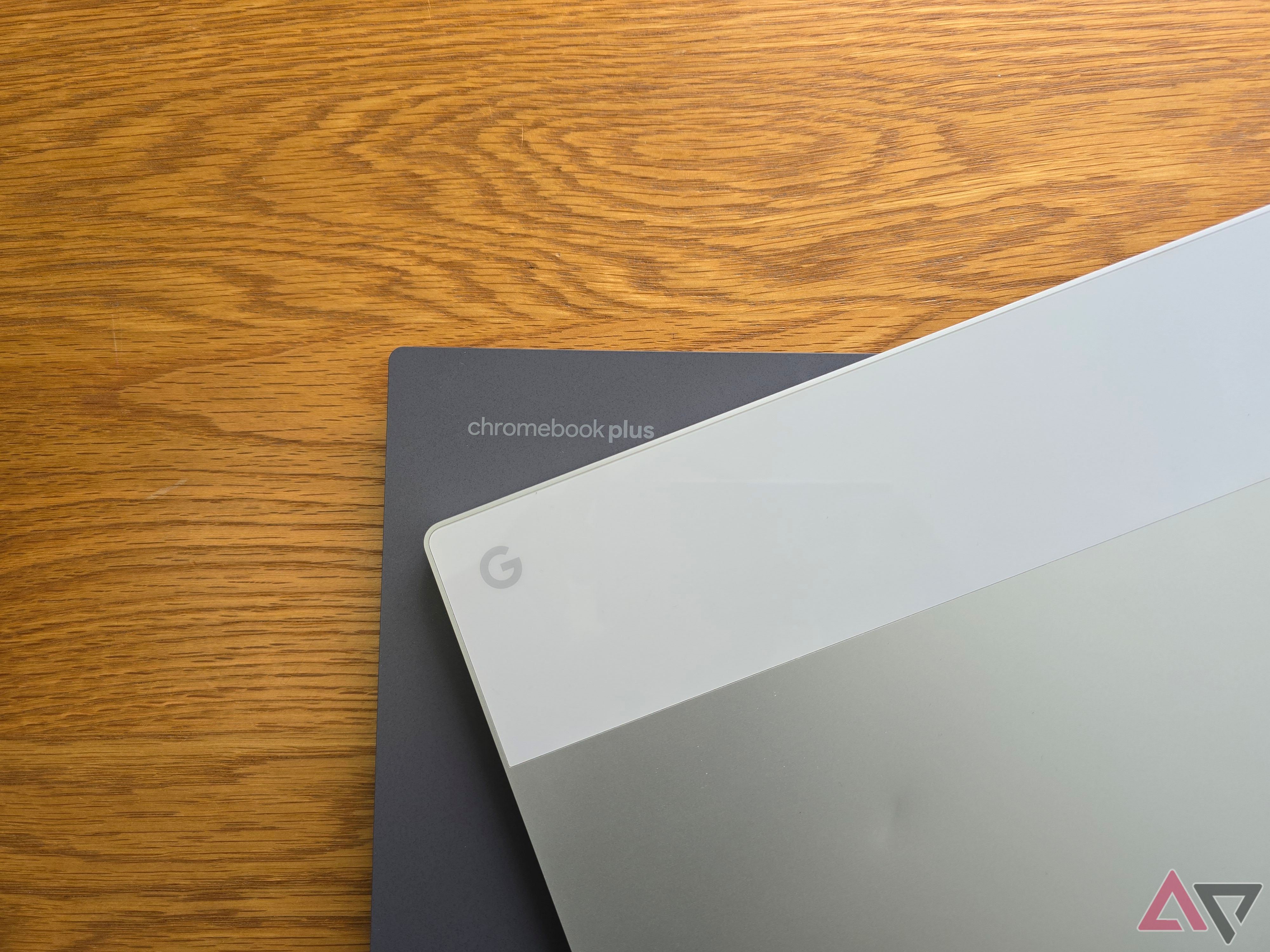 Uma foto do Asus CX34 e Pixelbook