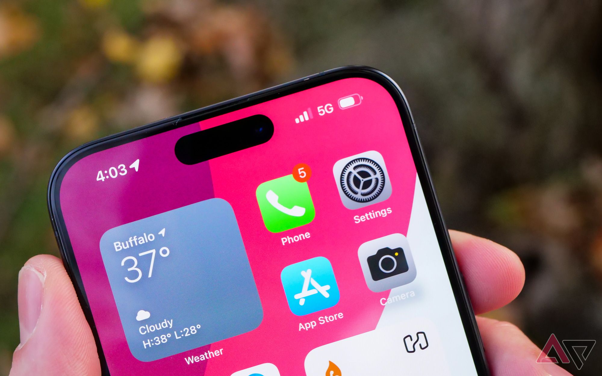 O iPhone 15 Pro Max em close mostrando uma conexão de celular 5G