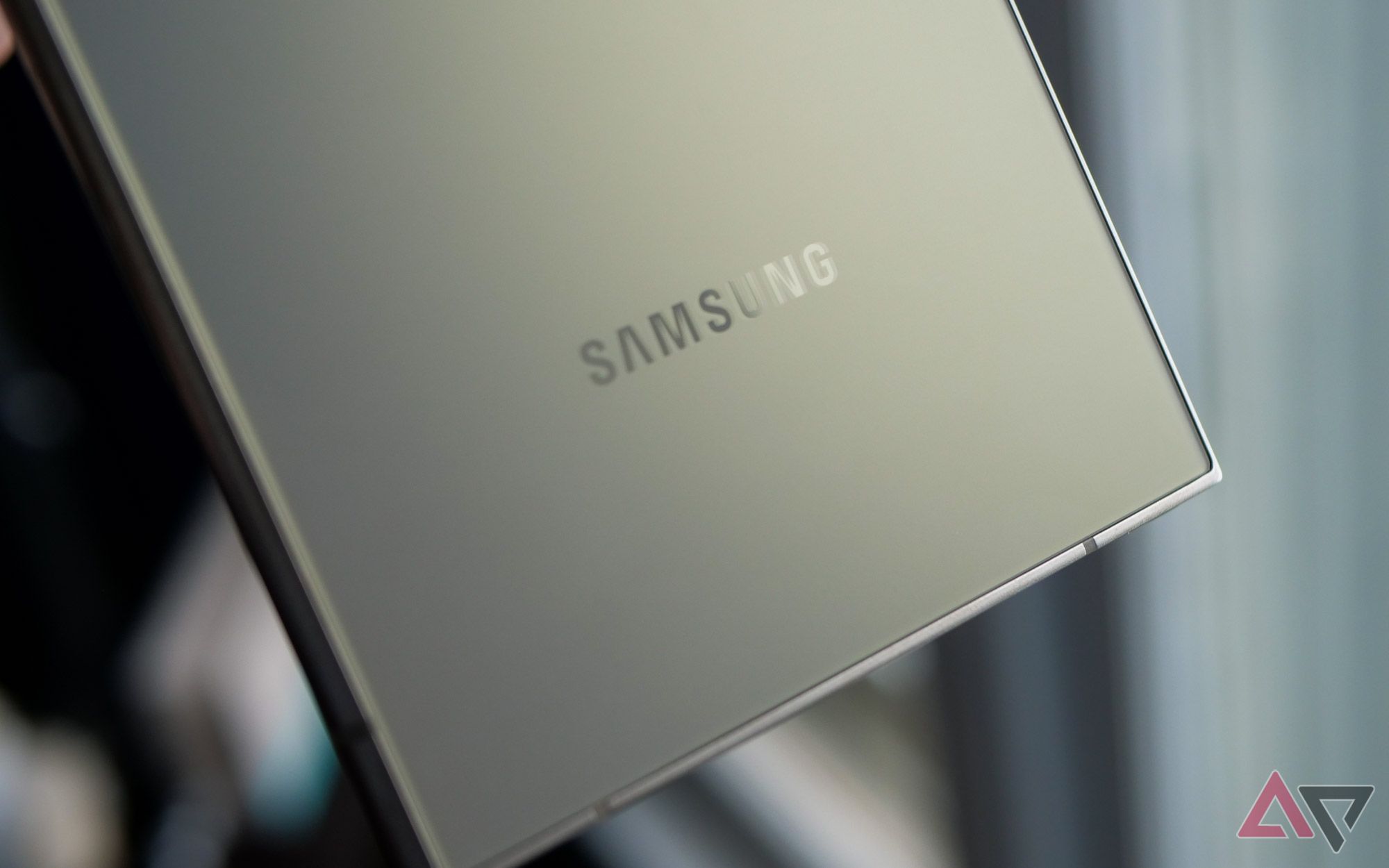 Um close do logotipo da Samsung no S24 Ultra.