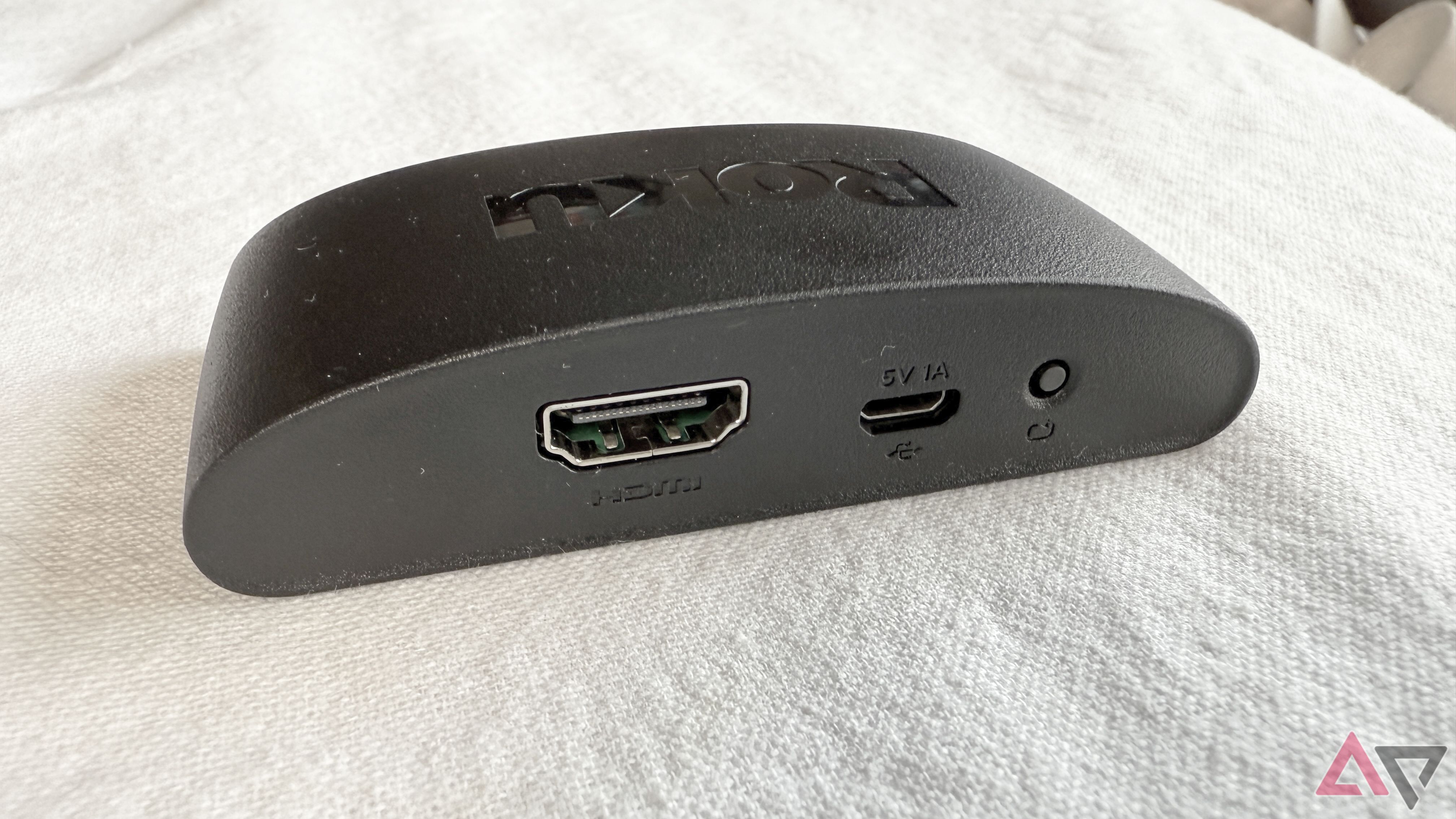 O Roku Express 4K+ mostrando a parte traseira do dongle