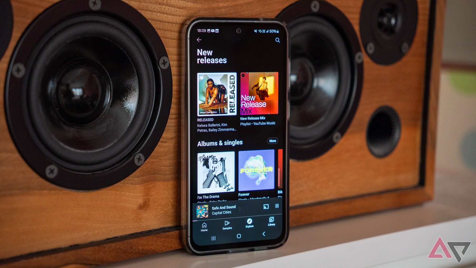 YouTube Music Premium em um telefone Samsung apoiado em um alto-falante