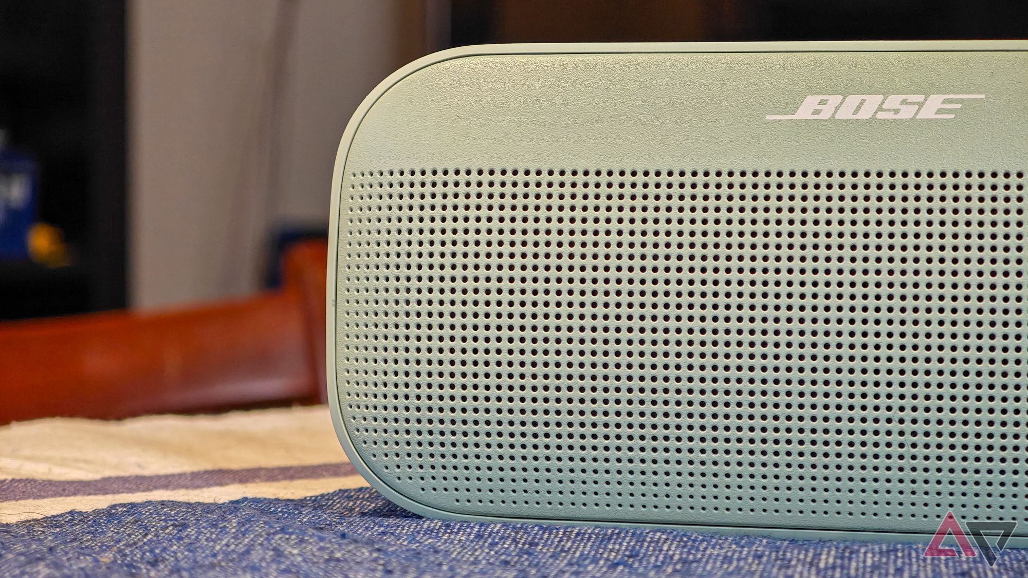 Alto-falante Bose SoundLink Flex 2 em um pano azul