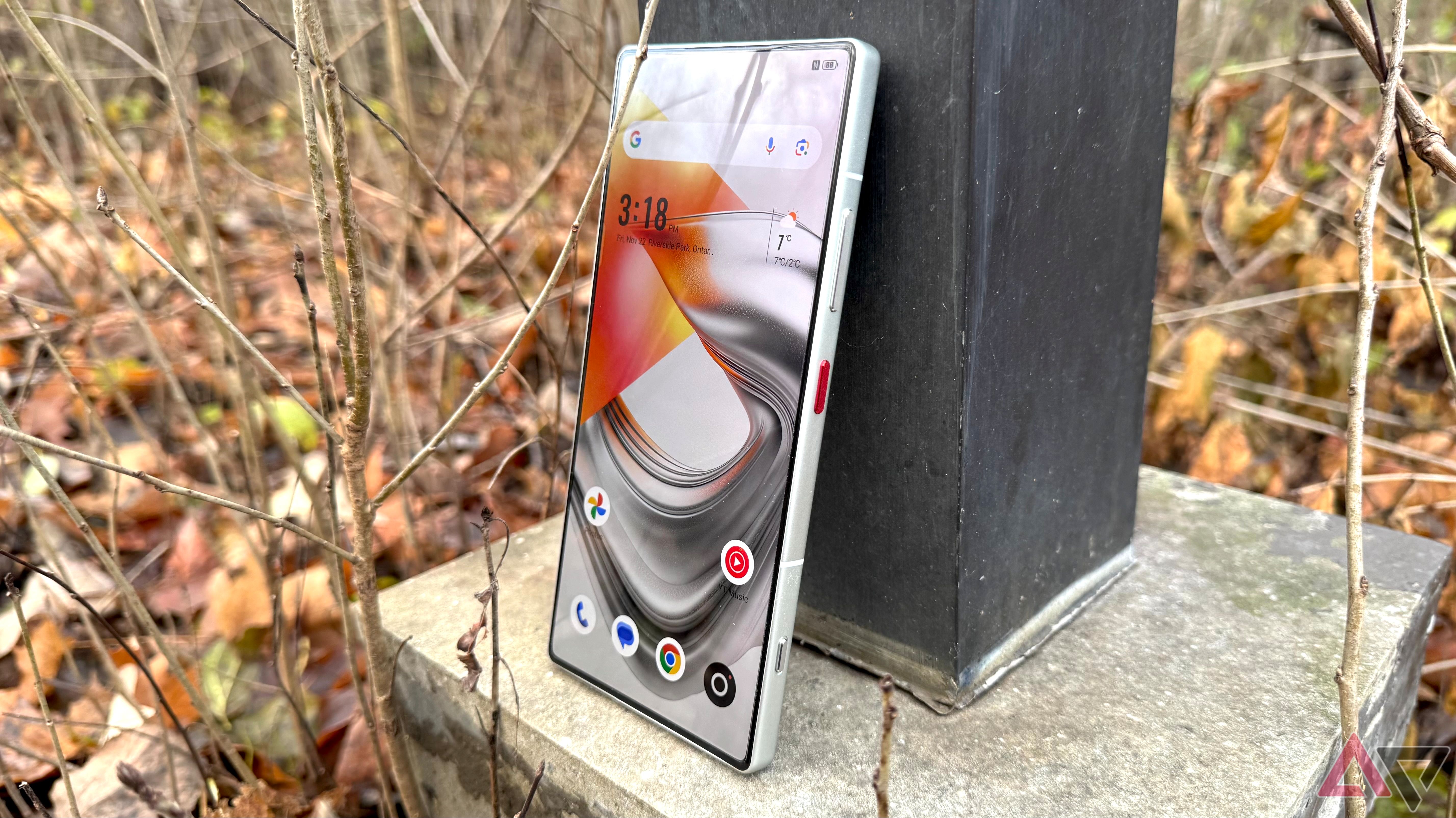 Um Nubia Z70 Ultra encostado a um poste de metal em uma floresta.