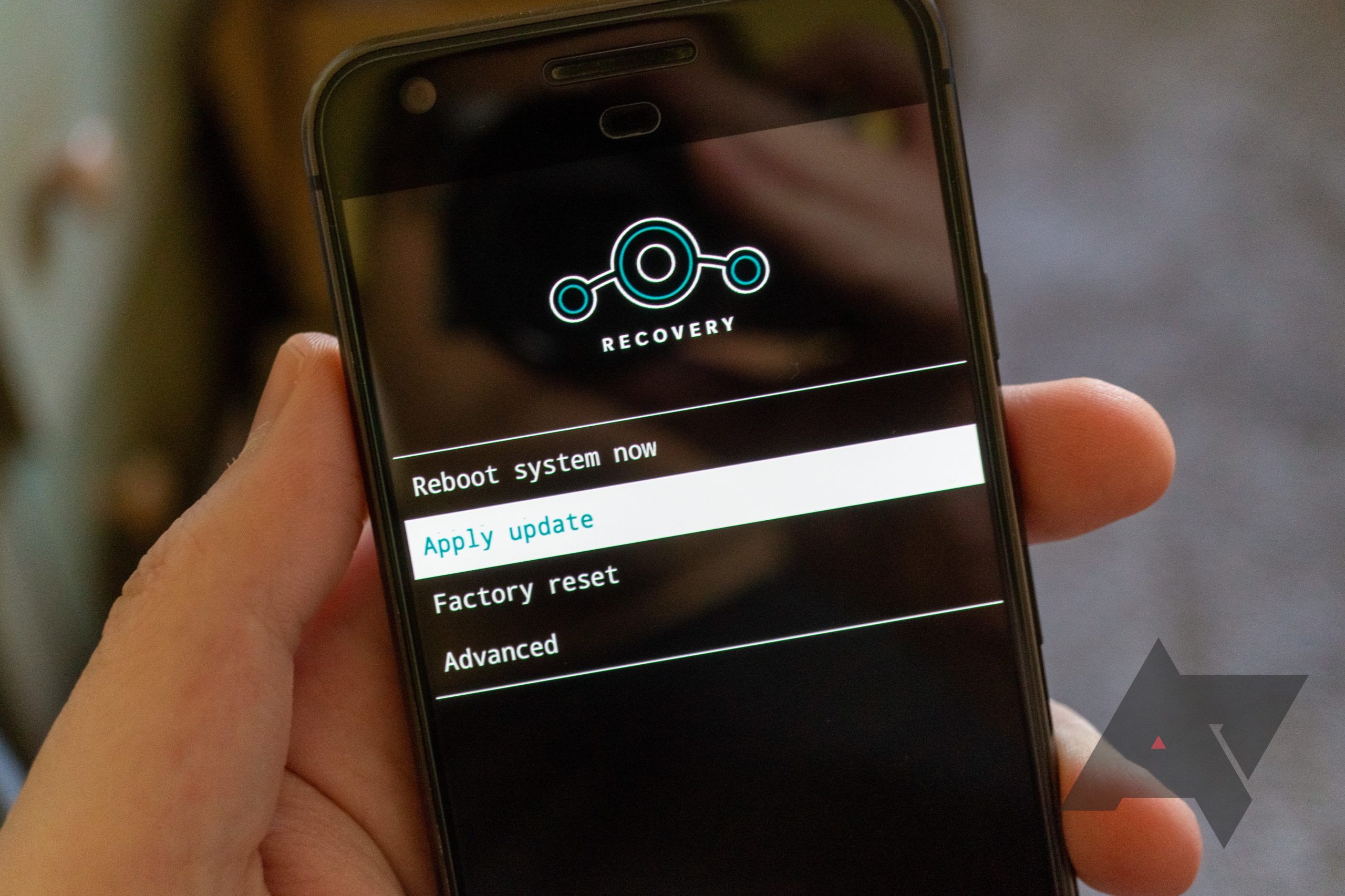 Imagem de um telefone com a tela de recuperação do LineageOS